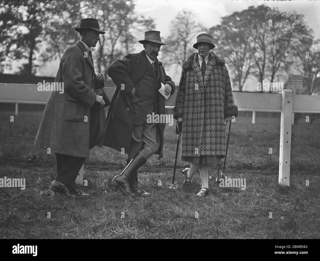 Bei den Uttoxeter Races ging Mr F C Winter, C J und Miss Brace. 19. Oktober 1926 Stockfoto