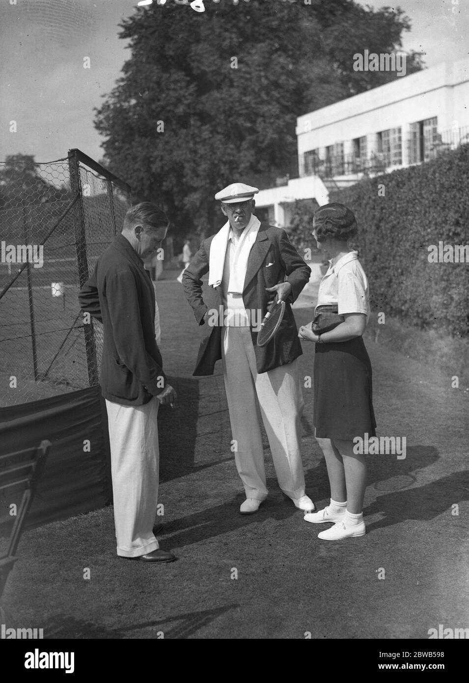Bei der Brockenhurst Tennis Turnier , von links nach rechts ; Dr. G N Cooper , Major R C H Sloane Stanley und die ehrenwerte Frau Rhys . 1937 Stockfoto