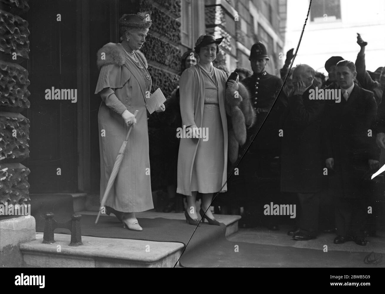 Queen Elizabeth und Queen Mary bei der Ausstellung von britischen Stoffen im Derby House . 1938 Stockfoto