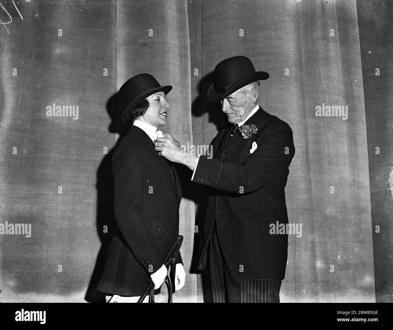 Sir Walter Gilbey fungiert als Schiedsrichter für die richtige Kleidung für Reiten astride , als er besuchte eine Schaufensterpuppe auf der British Industries Fair in der White City , London . 26 Februar 1934 Stockfoto