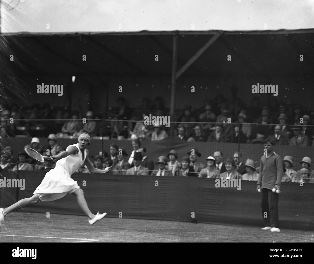 Beim Beckenham Tennis Tournament , Miss Billie Tapscott in Aktion während ihres Spiels . Stockfoto