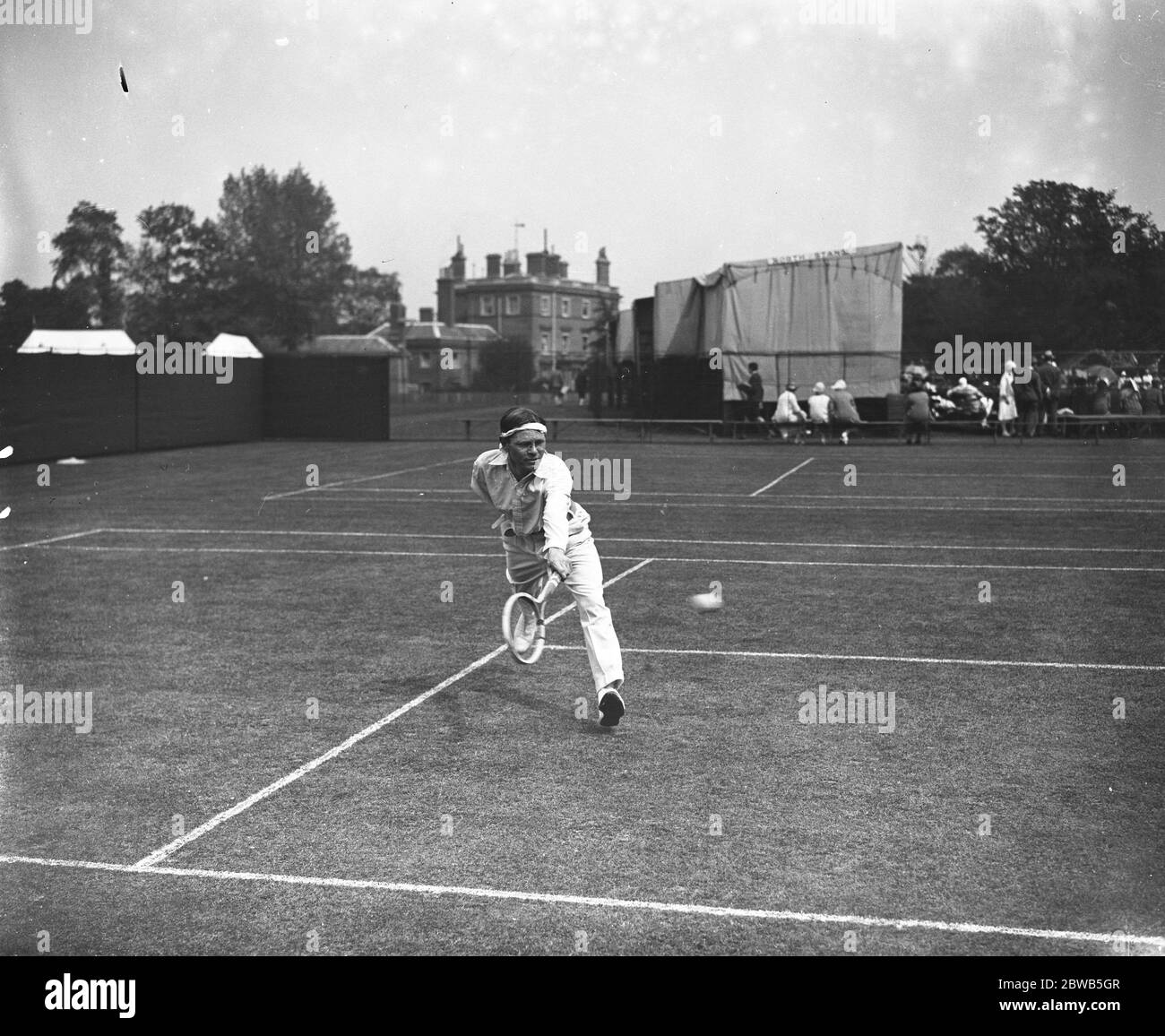 Bei der Beckenham Tennis Turnier , H Bignold , der eine bewaffnete Tennisspieler 1926 Stockfoto