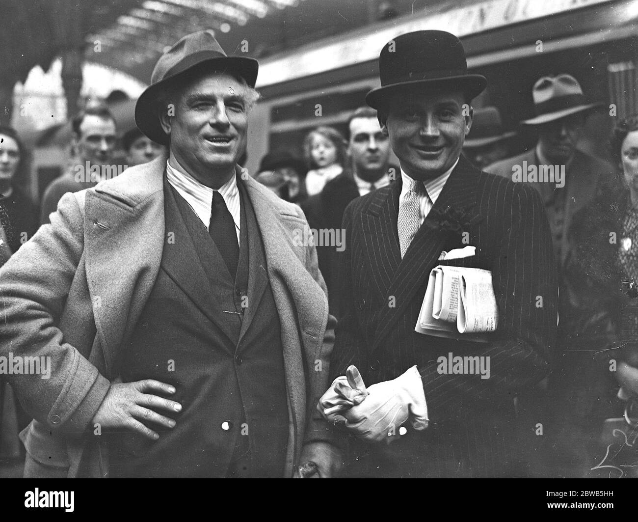Am Bahnhof Paddington , Ankunft für die Covent Garden Opernsaison ist Giovanni Martinelli ( links ) , einer der weltweit höchsten bezahlten Opernsänger , begrüßt von Frank Lawton ( rechts ) 12 April 1937 Stockfoto