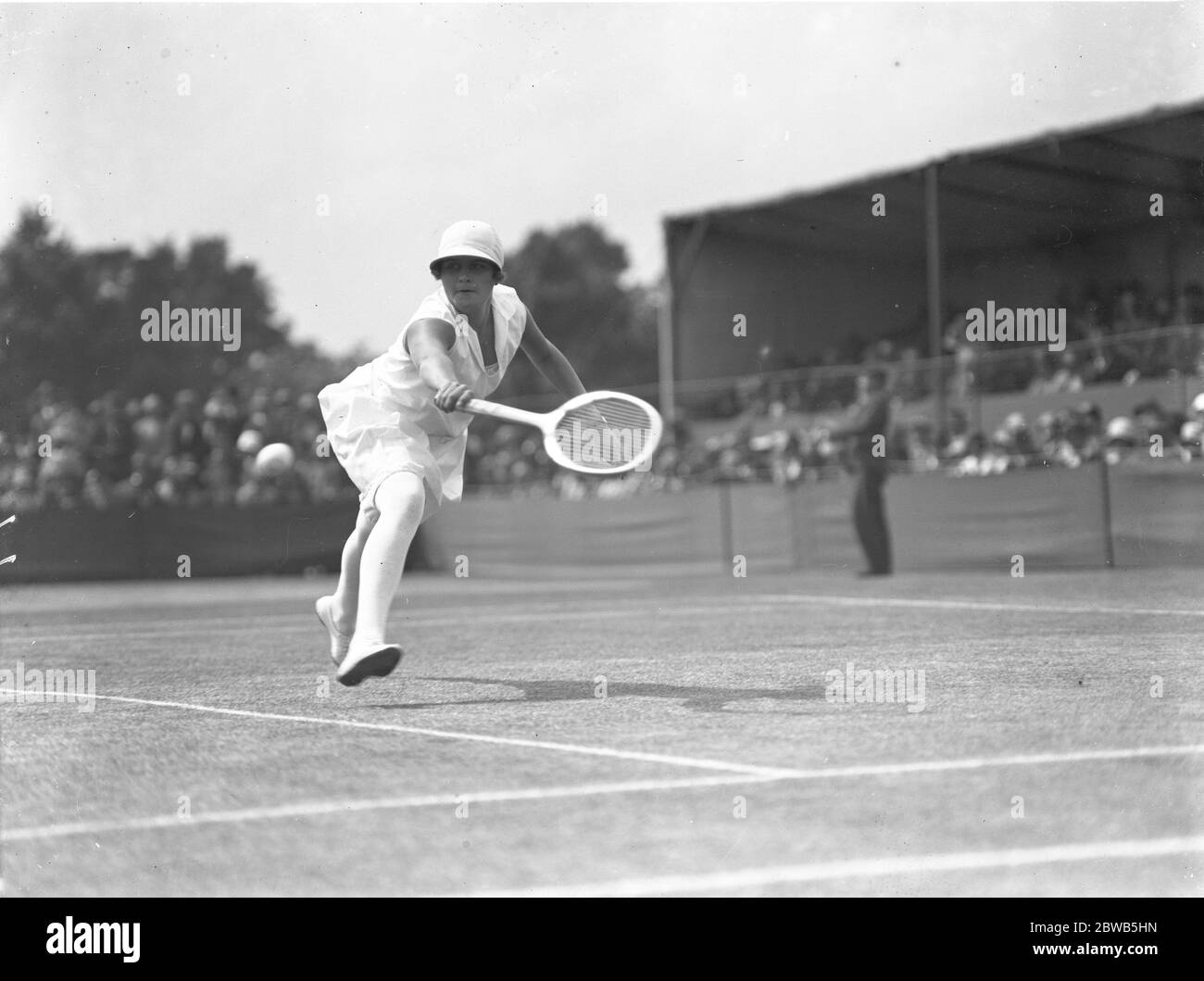 Eine Action-Aufnahme von Miss Heine beim Beckenham Tennis Tournament. 1927 Stockfoto
