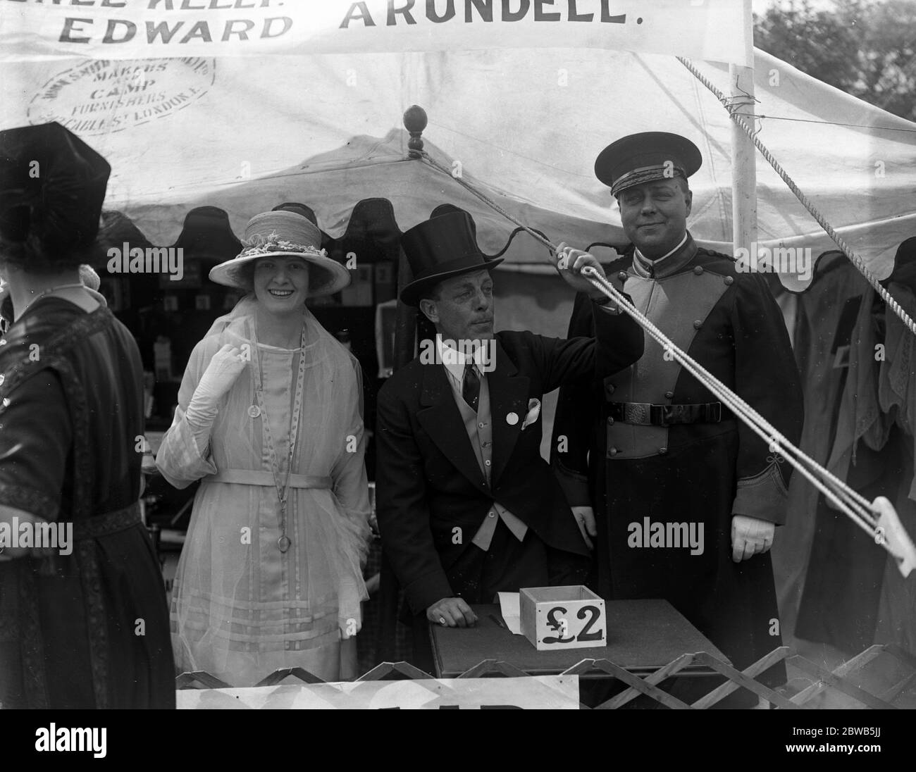 Theater Garten Party . Von rechts nach links; Herr Teddy Arundell , Herr Lauri De Frece , und Frau Renee Kelly auf dem Bradbury Bargain Basar . 30. Januar 1919 Stockfoto