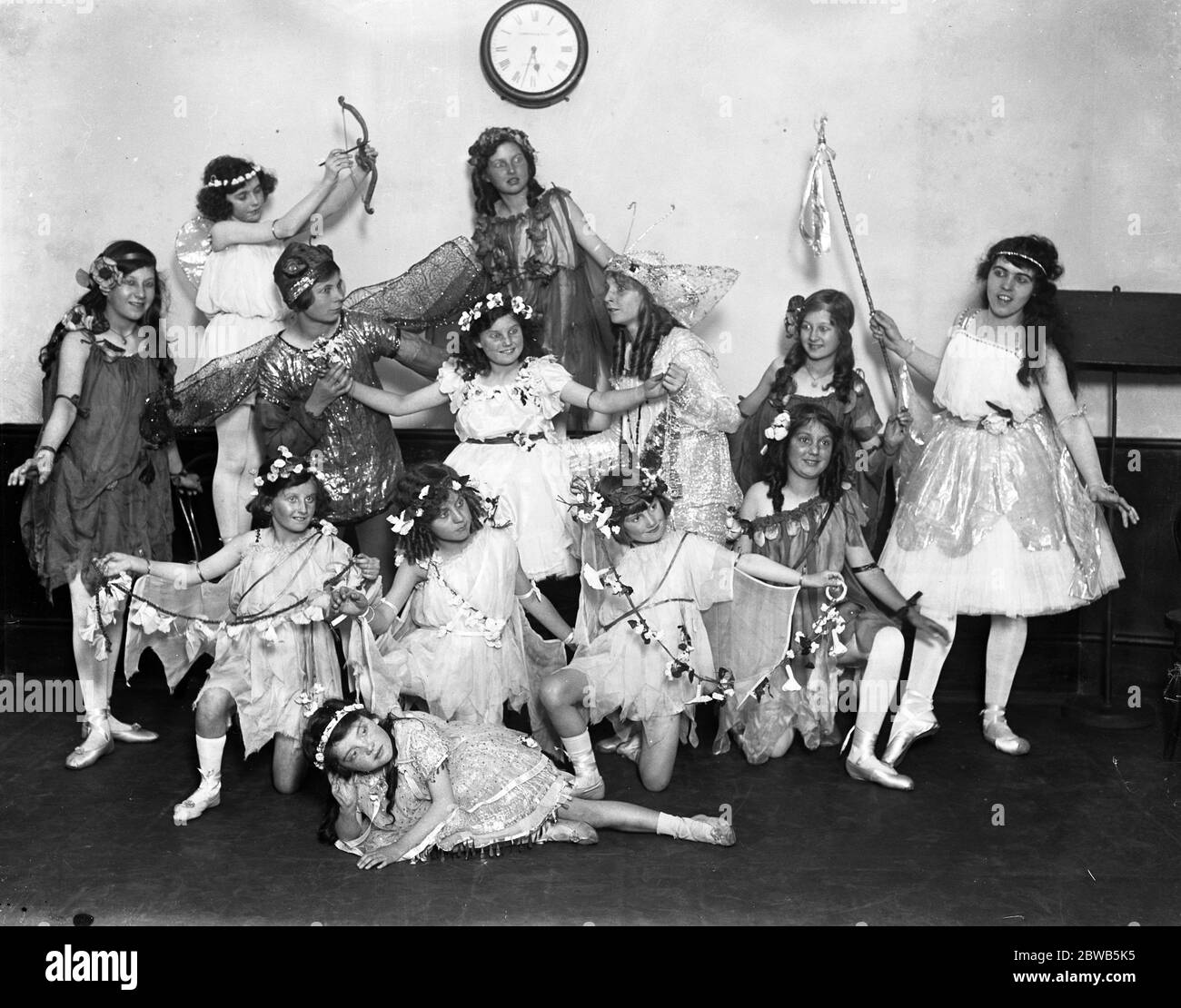 "Schneewittchen und die sieben Zwerge" von Kindern der Guildhall School of Music , in der Hilfe von St. Michael ' s , Shoreditch und Bethnal Green Nursery 27 Juni 1919 durchgeführt Stockfoto