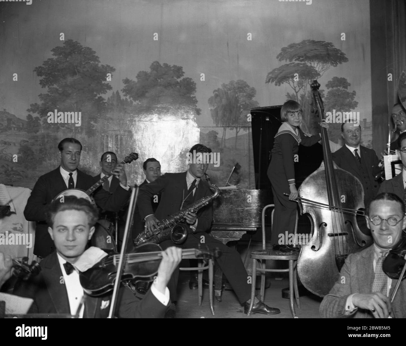 Jackie Coogan hilft den "Savoy Orphean" bei der Eröffnung des Savoy Ballsaals im Savoy Hotel, London. 19. September 1924 Stockfoto