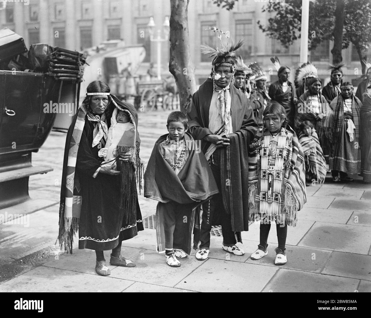 Nordamerikanische Indianer kommen in England an. Ein Indianerhef und seine Familie vor dem British Museum. Bis 27. August 1923 Stockfoto