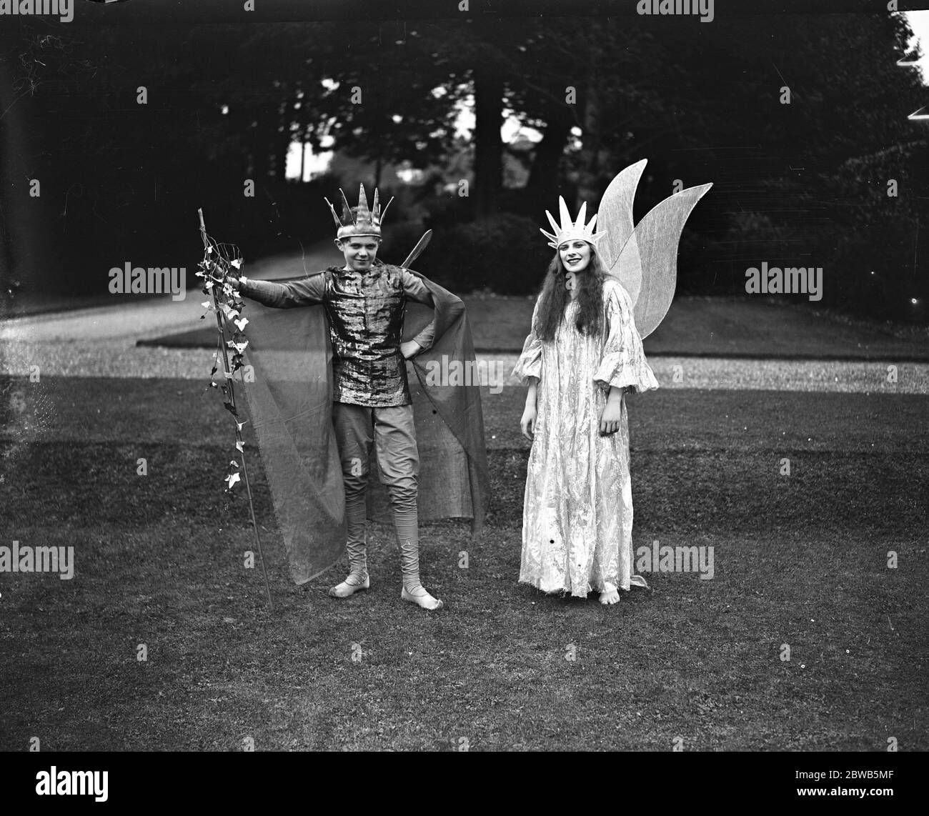 "EIN Mittsommernachtstraum" im Stansted Park, West Sussex. Viscount Duncannon und Miss Katherine Wyld als König und Königin der Feen 1927 Stockfoto