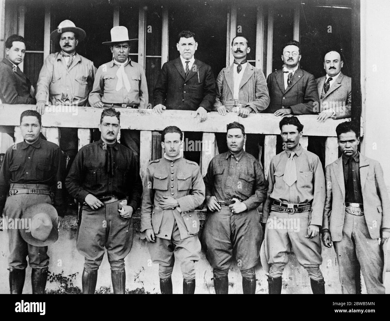 Revolutionäre Führer bei Vera Cruz . Das Foto zeigt eine Gruppe von Führern der mexikanischen Revolution kurz nach dem Einzug von De La Huerta in Vera Cruz. Hintere Reihe, von links nach rechts: Stellvertretender und Gouverneur von San Luis Fotosi Prieto Laurens , Präsident der Cooperatista Partei Gen Marlano Montero Villar , Gen Guadalupe Sanchez , Adolfo de la Huerta , General Marcial Cavasos Chef der Vorwärtskräfte von General Obregon , der rebellierte und trat de la Huerta . Die letzten beiden in der hinteren und alle in der unteren Reihe sind Stabsoffiziere. 19. Januar 1924 Stockfoto