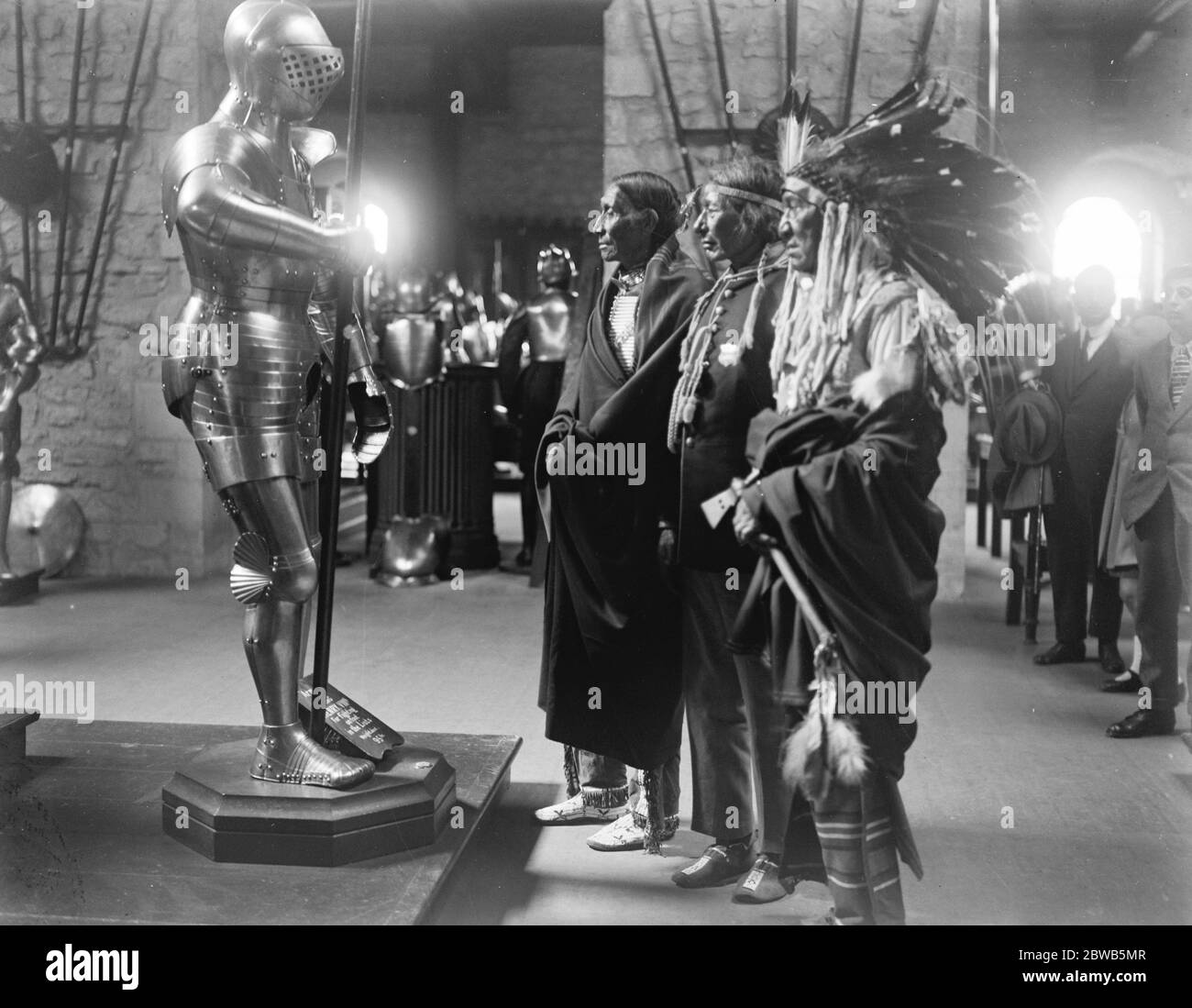 Nordamerikanische Indianer sehen Londons Wunder. Inder interessiert am Tower of London, in einem Anzug von Henry VIII's Rüstung. Bis 30. August 1923 Stockfoto