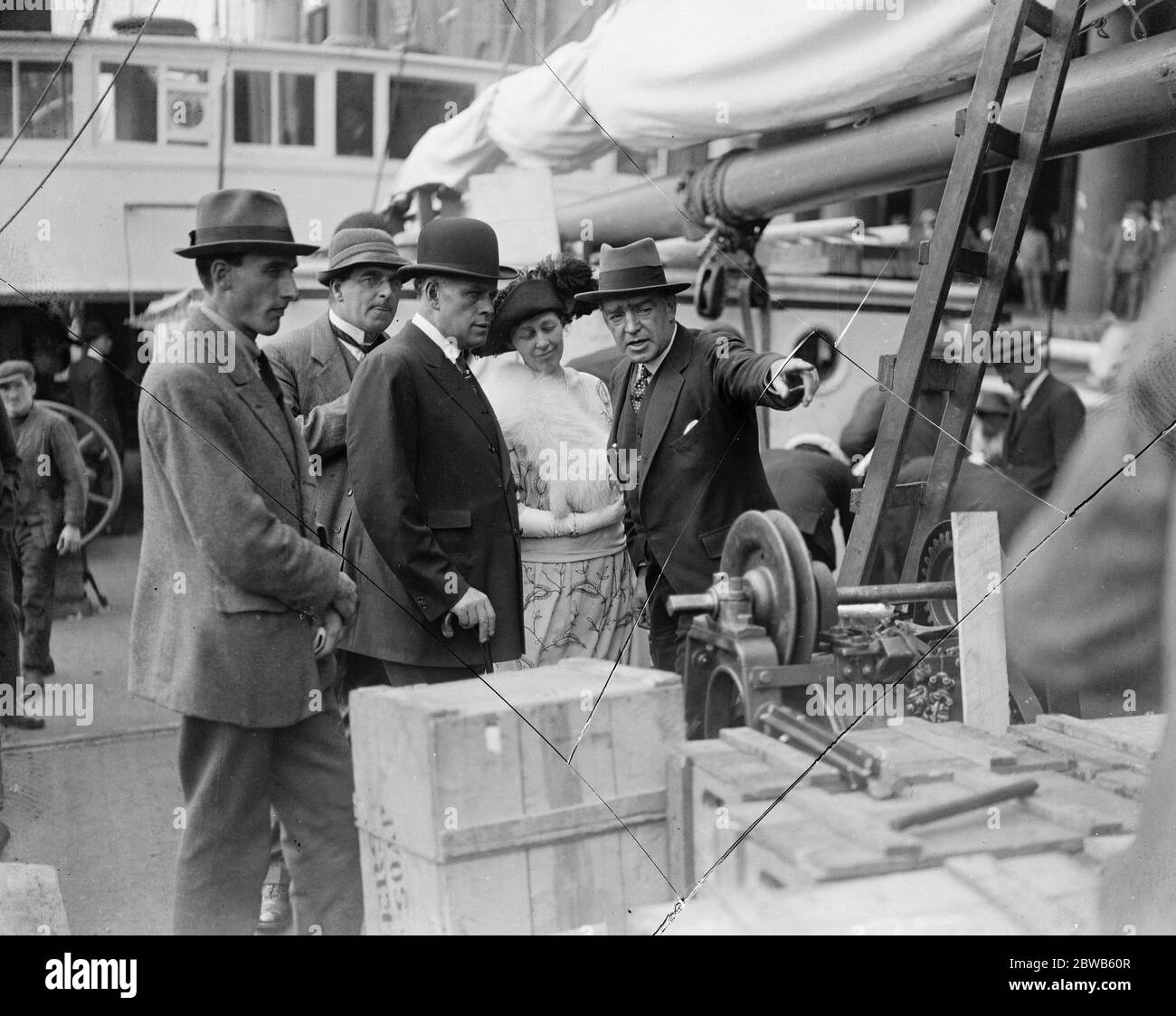 Sir John und Lady Eaton besuchen die Quest . Sir John und Lady Eaton werden von Sir Ernest Shackleton, Kommandant der Antarktisexpedition, über der Quest gezeigt. 16. September 1921 Stockfoto