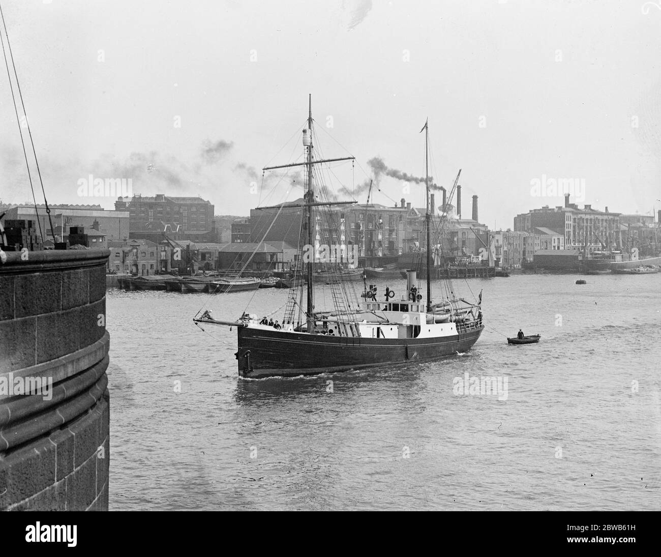 Die ' Quest ' in der Themse . Die Quest , das Schiff der Shackleton - Rowett Expedition in die Antarktis und die wenig bekannten Inseln des Pazifiks , kam am Dienstag vor ihrer Abreise auf ihr großes Abenteuer am Ende des Monats in der Themse an. Die Quest kommt die Themse hinauf. Bis 18. August 1921 Stockfoto