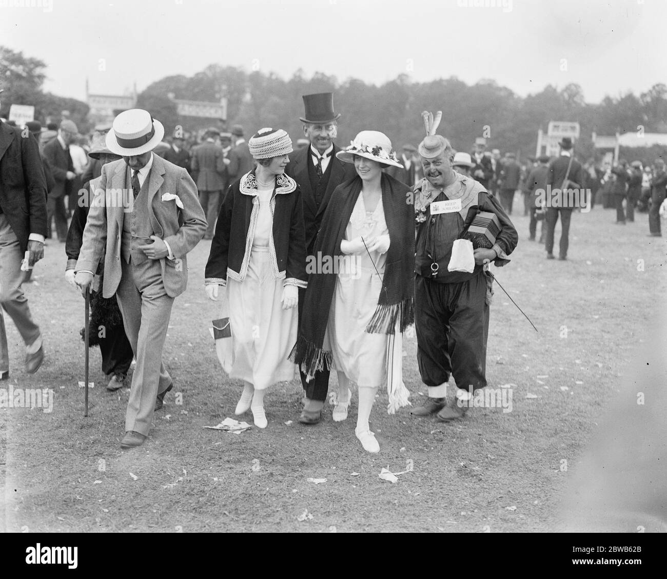 Oaks Day auf der Rennbahn Epsom. Smiler der Clown wieder in Beweis. Juni 1922 Stockfoto