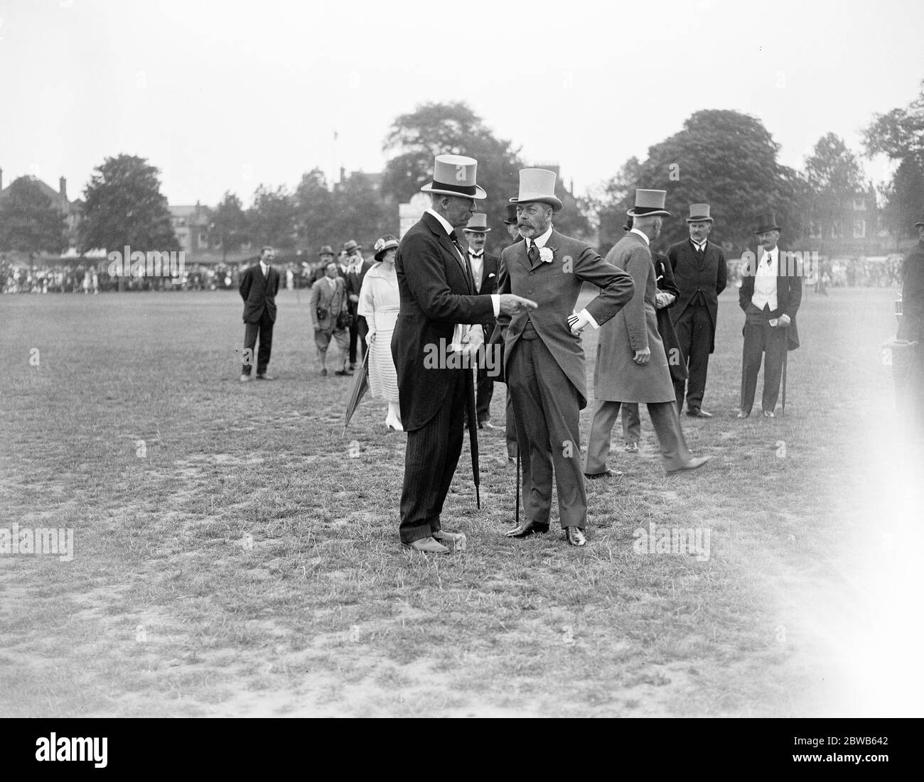 Bei der Richmond Horse Show, der König im Gespräch mit Lord Desborough. 10 Juni 1922 Stockfoto