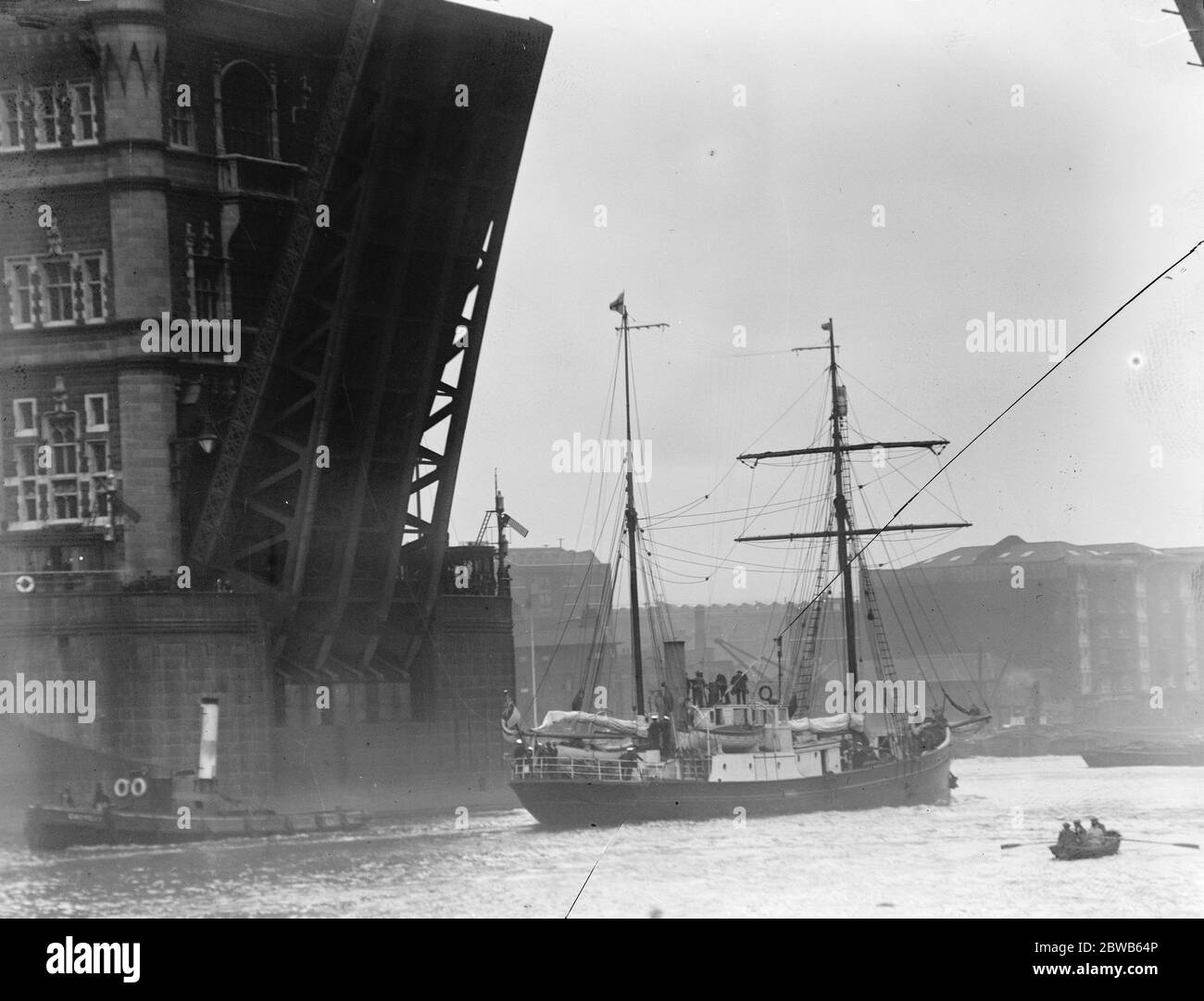 Shackleton - Rowett Expedition segelt in die Antarktis . Die Suche nach außen gebunden . Beachten Sie das Signal neben der Tower Bridge . 17. September 1921 Stockfoto