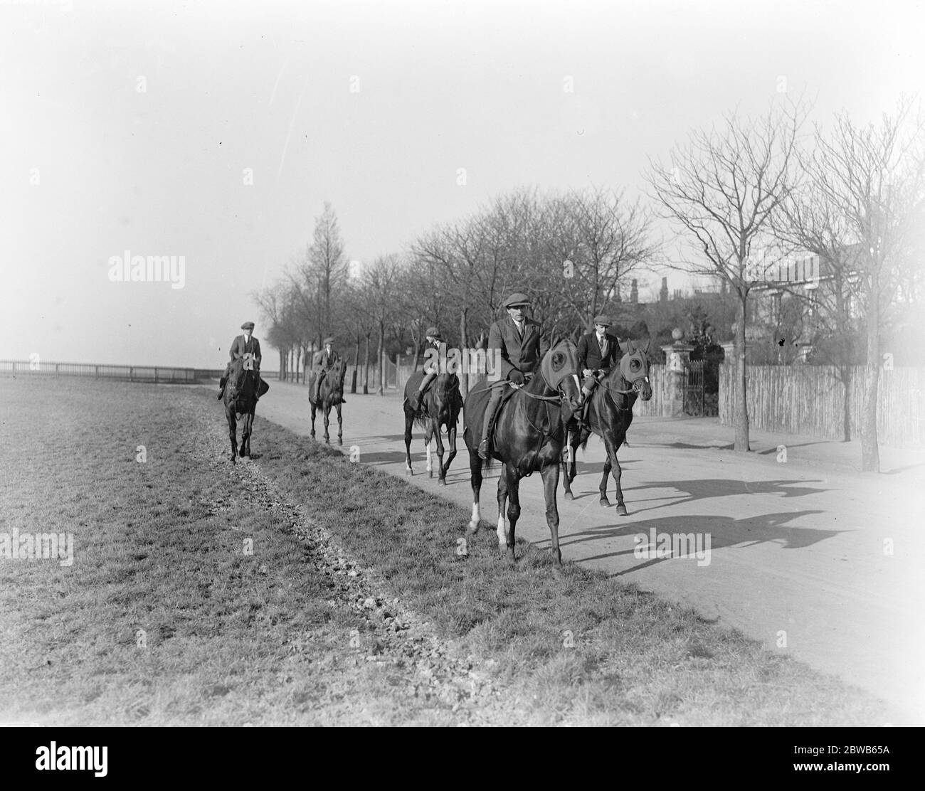 Americas Junge führt Felix Leach 's Reihe von Pferden bei Newmarket. 1924 Stockfoto