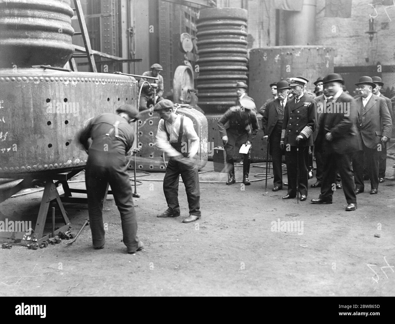 Der König 's Besuch in Glasgow. Besuch von Stahlwerken und Werften und Beobachtung der Männer bei der Arbeit. 17. September 1917 Stockfoto
