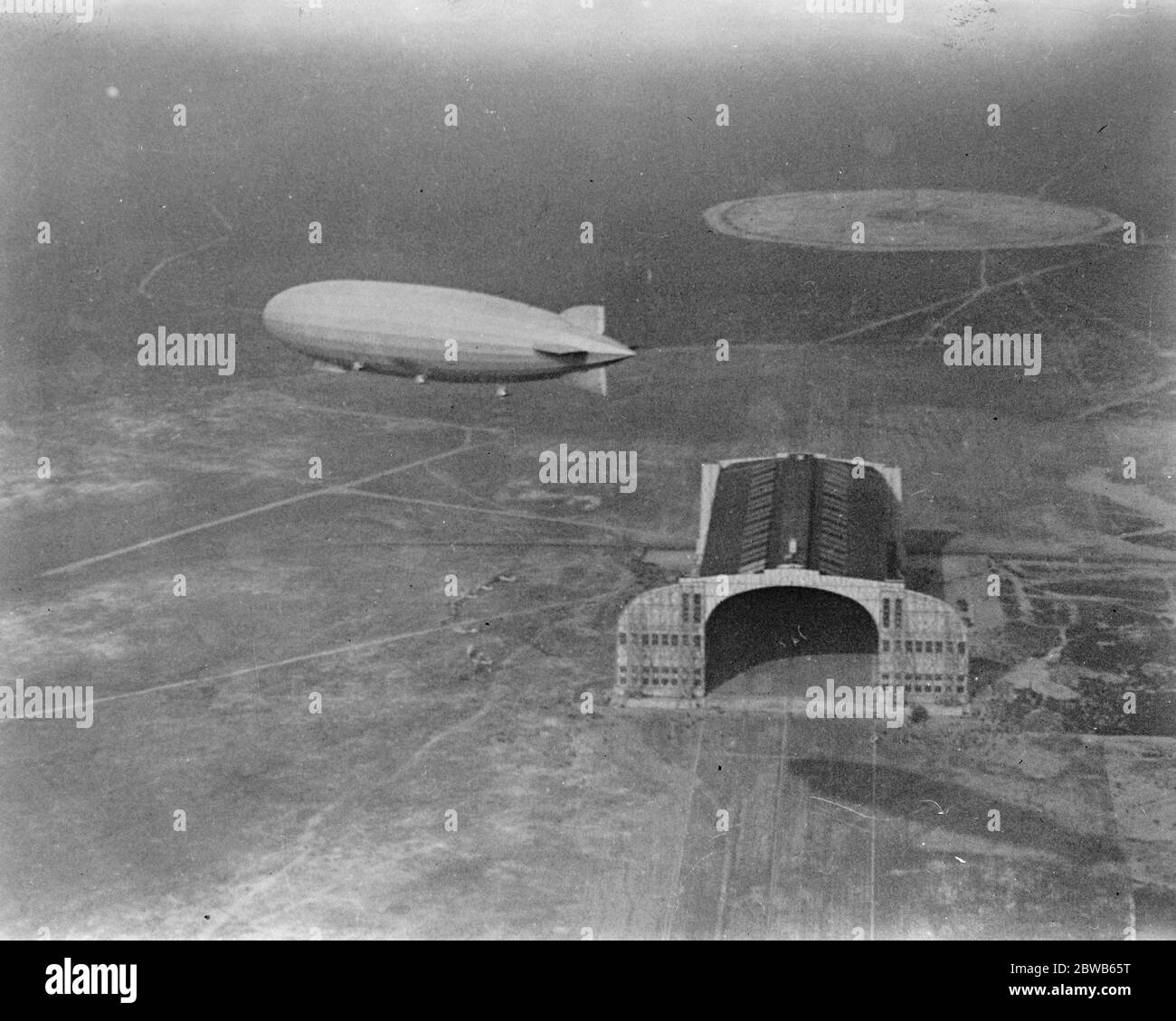 Der Zeppelin 's Ankunft in Lakehurst . Ein beeindruckender Blick auf die ZR3 Ankunft am Hangar in Lakehurst, New Jersey, USA. 25. Oktober 1924 Stockfoto