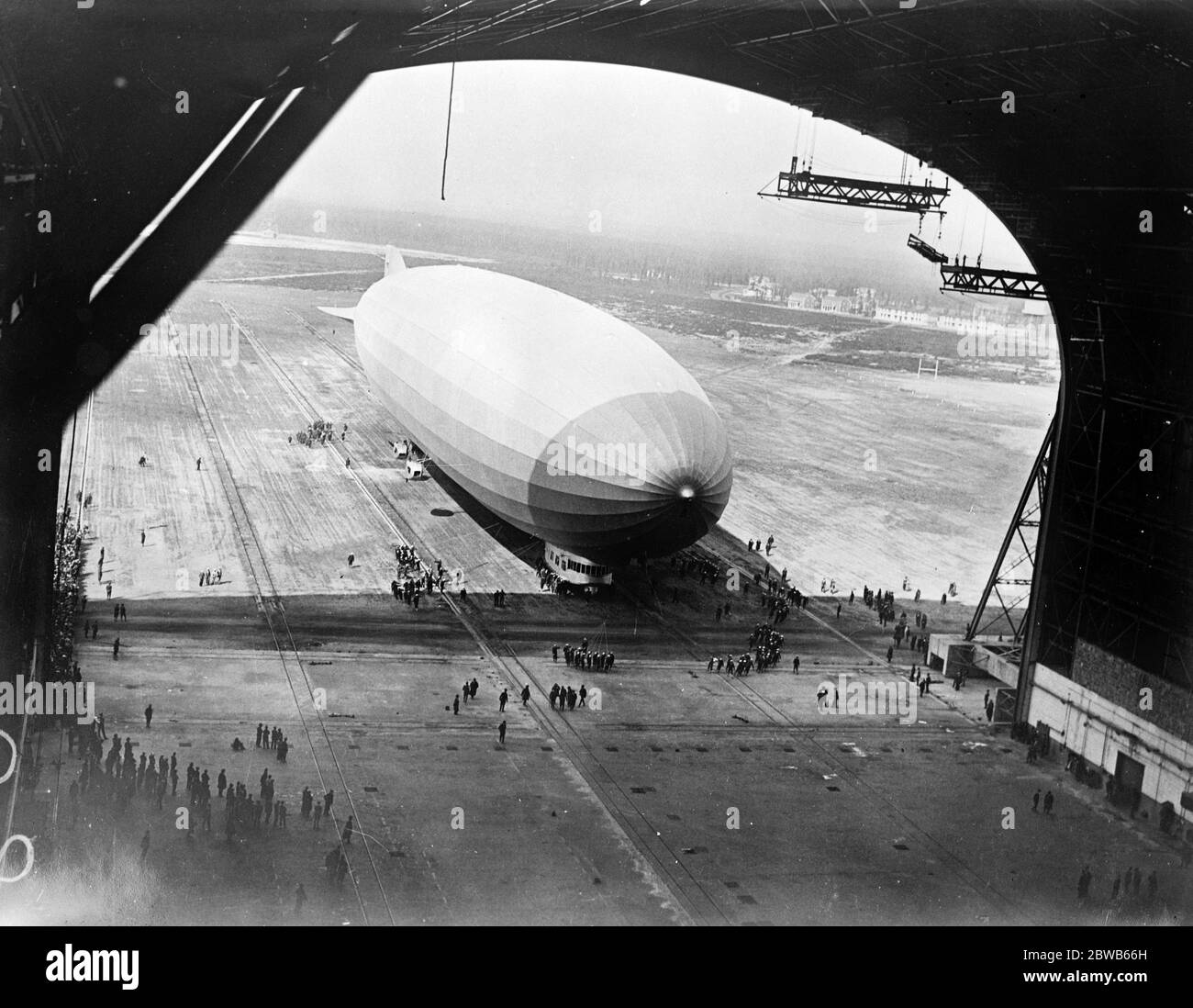Zeppelin 's Ankunft in Lakehurst . Ein beeindruckender Blick auf die ZR3 Ankunft am Hangar in Lakehurst, New Jersey, USA. 25. Oktober 1924 Stockfoto