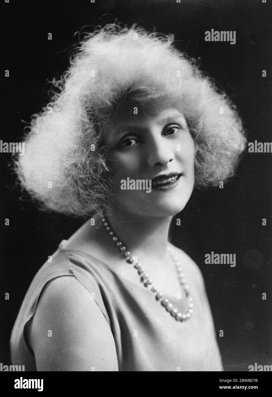 Berühmte französische Revue-Star für die Midnight Follies . Ein neues Porträt von Mlle Parisys , dem berühmten französischen Revue-Star , der nächste Woche am 28. Oktober 1924 mit den "Midnight Follies" in London erscheinen wird Stockfoto