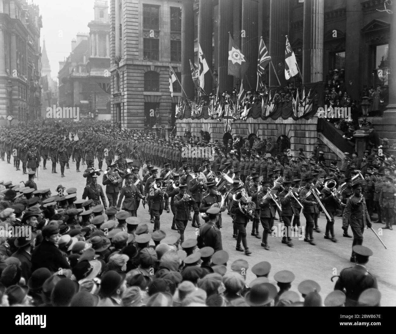 Wachen marschieren hinter der Militärkapelle durch London. Vorbei am Herrenhaus während der Parade . Stockfoto