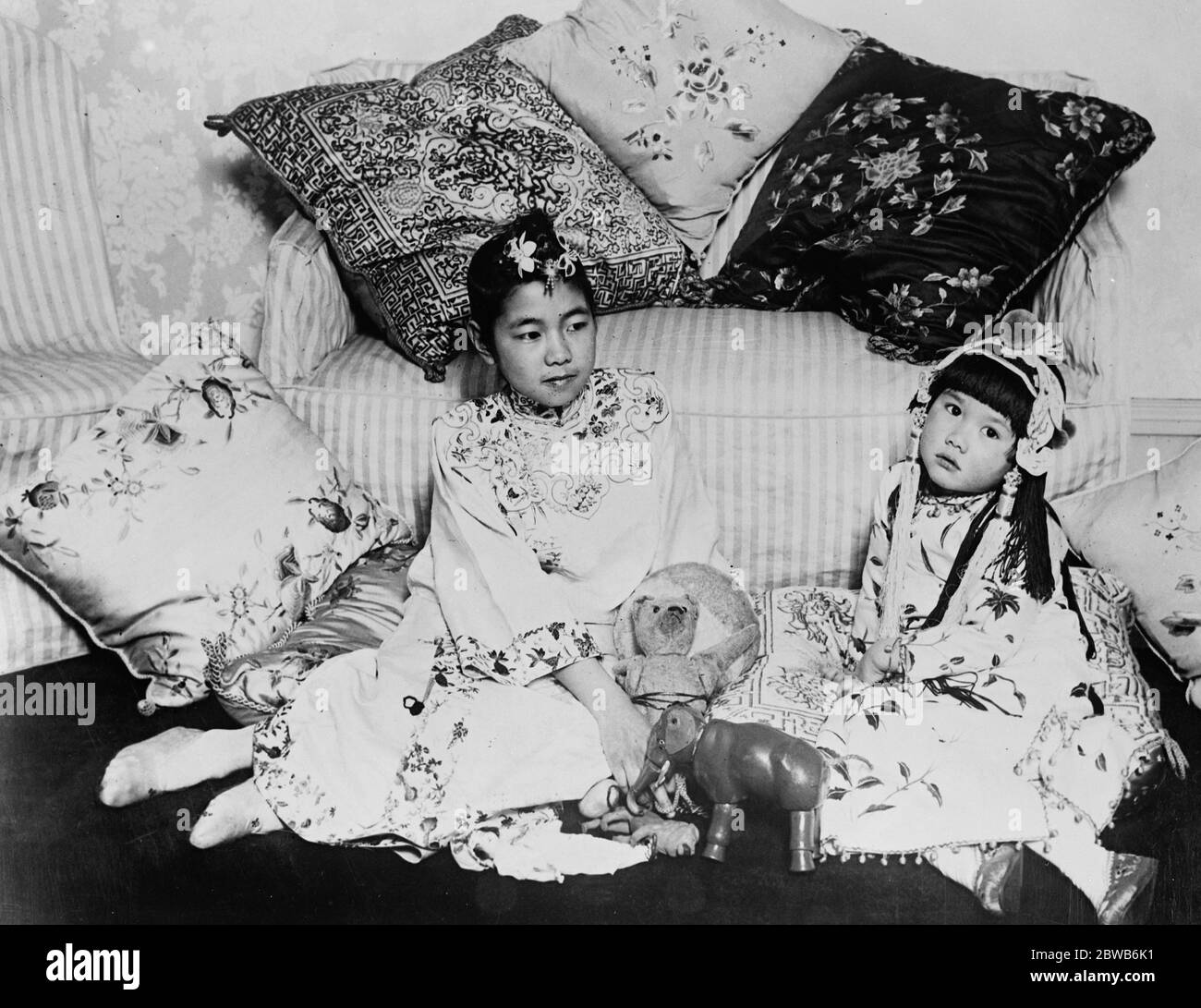 Julia (links) und Betty, Töchter des chinesischen Botschafters in Amerika, Saoke Alfred Sze, in ihrem einheimischen Kleid an der Botschaft in Washington. 13 Februar 1924 Stockfoto