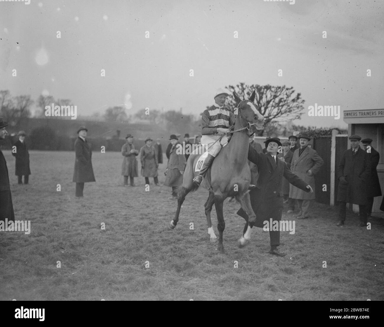 Lord Westmoreland reitet sein eigenes Pferd zum Sieg. In Hurst Park, West Molesey, Surrey, Lord Westmoreland ritt sein eigenes Pferd "Phace", das er persönlich trainiert, und gewann die Thames National Handicap flat race 15 Dezember 1923 Stockfoto