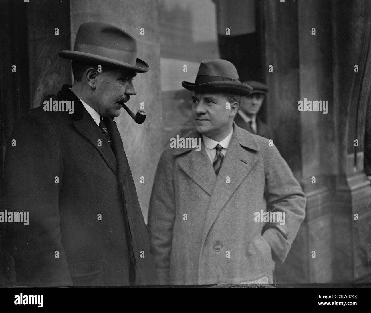 Große Anstrengungen für den Eisenbahnfrieden . Herr Fred Bramley , Sekretär des Gewerkschaftsrats der Trades (rechts) mit Herrn C T Cramp , der NUR , fotografiert vor der Eisenbahngesellschaft in der Parliament Street . 19. Januar 1924 Stockfoto