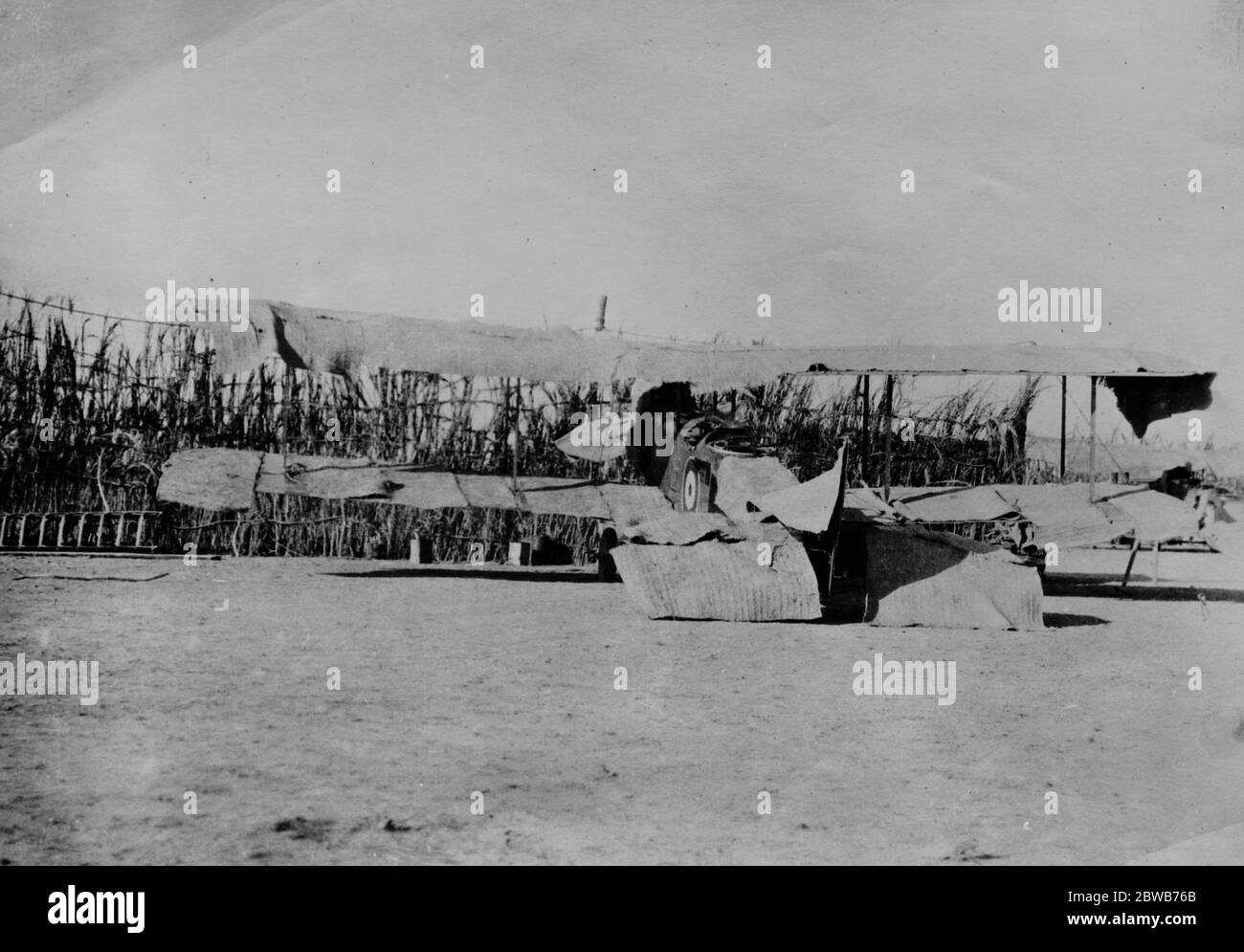 Die britischen Militäroperationen in Somaliland . Interessante neue Fotos . Ein britisches Flugzeug in seinem Hangar. Beachten Sie die schützende Abdeckung vor der Hitze der Sonne. April 1920 Stockfoto