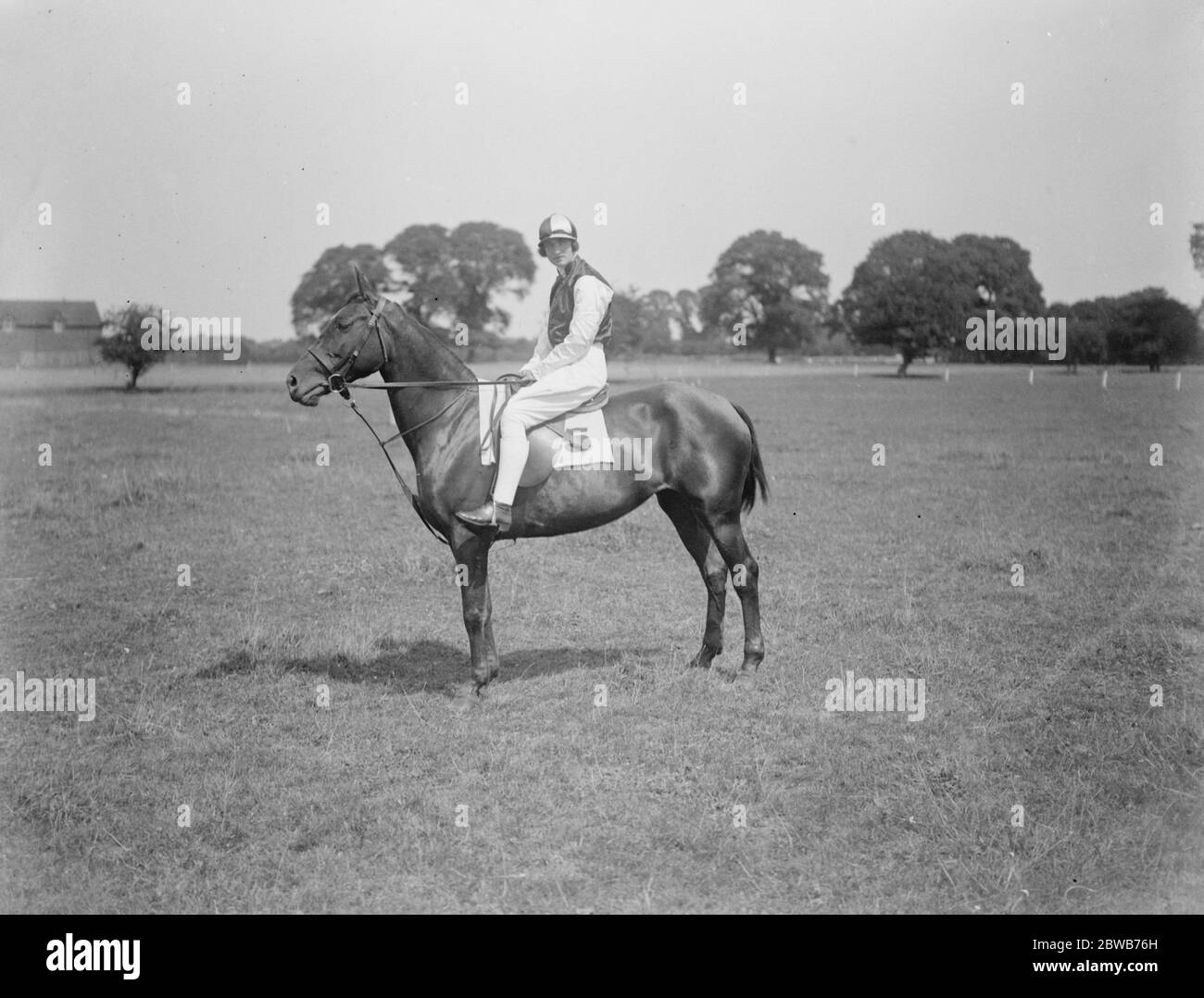 Frau Jockey gewinnt Damen Pferderennen und endet in einem anderen zweiten gegen Herren Reiter. In den Sport auf Chertsey war die Ladies Plate, ein Rennen nur für Damen. Das Rennen wurde von Miss Stringer gewonnen, die auch in einem anderen Rennen gegen Gentlemen Riders, in dem sie zweite wurde. Miss Stringer auf Rocket, auf dem sie zweite in der Mellersh Stakes . August 1923 Stockfoto
