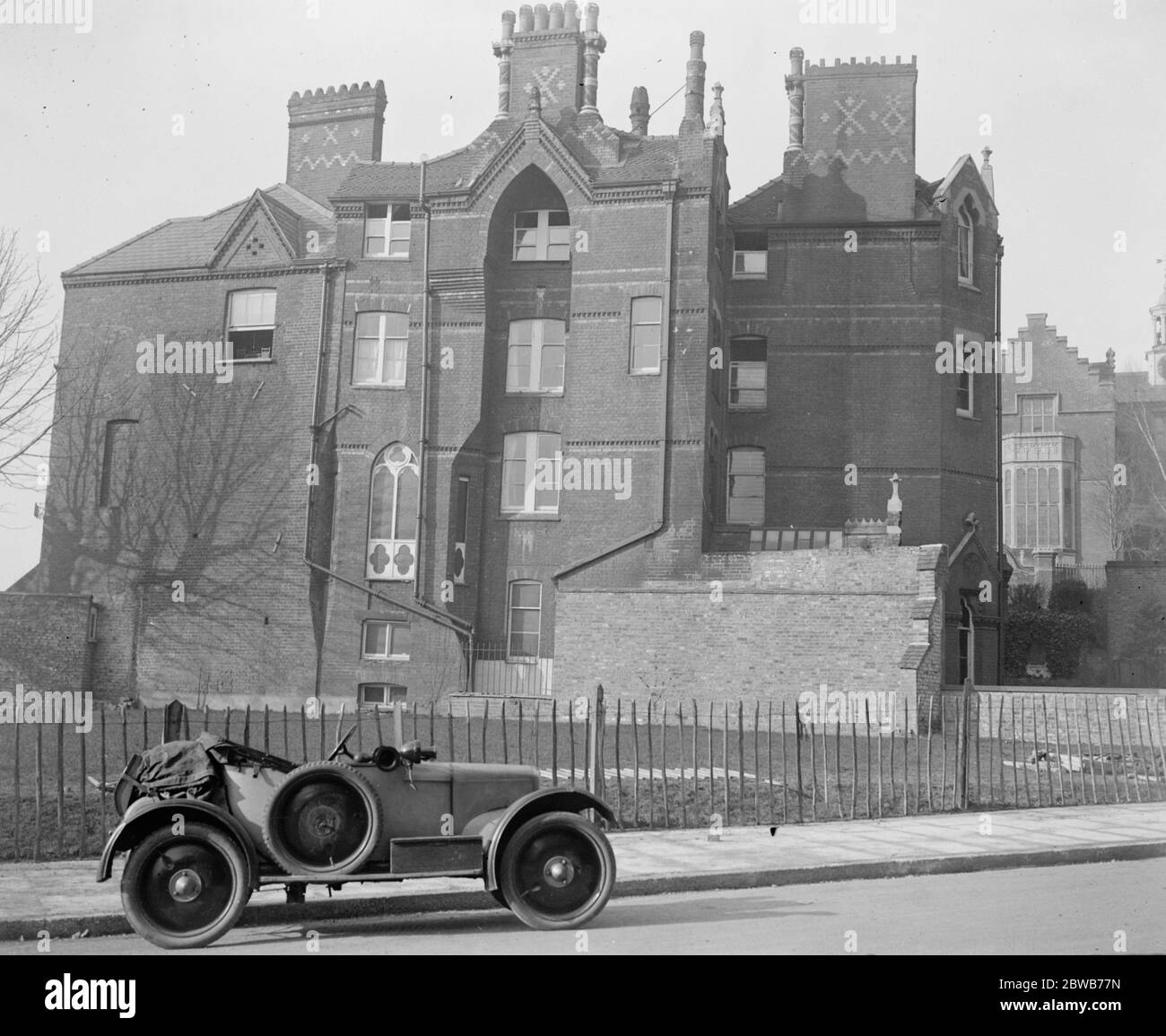 Berühmte Harrow Schule Haus sichtbar nach 130 Jahren. Harrow School im Norden - West London, macht bemerkenswerte Verbesserungen in der High Street, die eröffnet hat ' Druries ' eines der Harrow ' s bekanntesten Häuser, nachdem sie seit 130 Jahren versteckt. 'Druries' ist jetzt von der Fahrbahn aus gesehen. 14 März 1924 Stockfoto