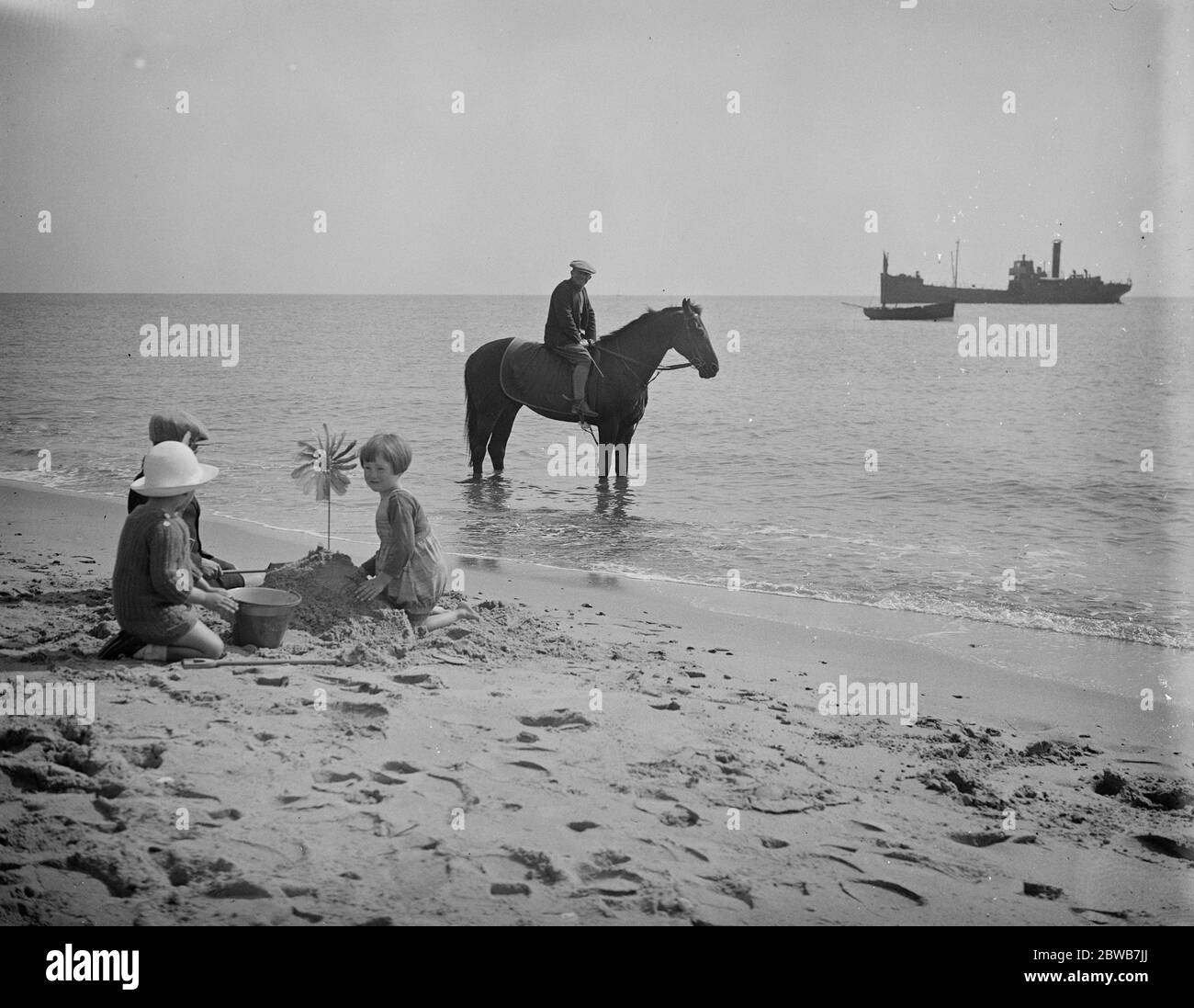Der König ' s Pferd ' Ritter des Garters ' unterzieht Salzwasser Baden in Great Yarmouth. Ritter des Strumpfes ( H Jones nach oben ) mit seiner Behandlung 22 Mai 1925 Stockfoto
