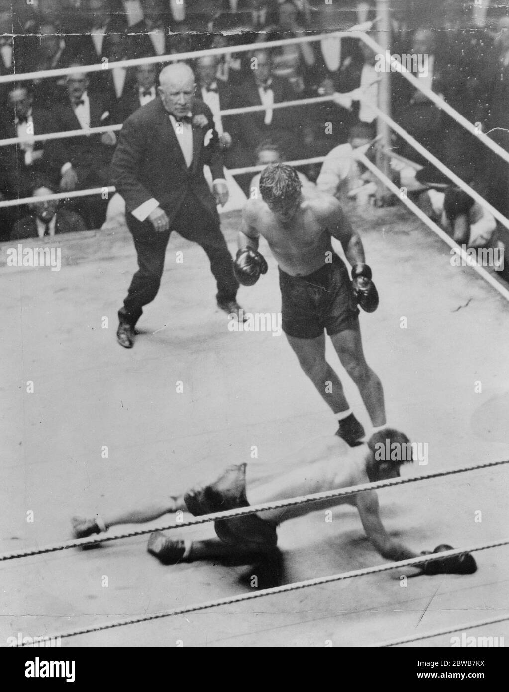 Harry Greb verliert den Titel der Welt an einen Kirchendiakon. Tiger Flowers gewann die Weltmeisterschaft im Halbgewichtboxen und besiegte Harry Greb, den Inhaber, mit Punkten in einem 15-Runden-Kampf in New York. Tiger Blumen . 27. Februar 1926 Stockfoto