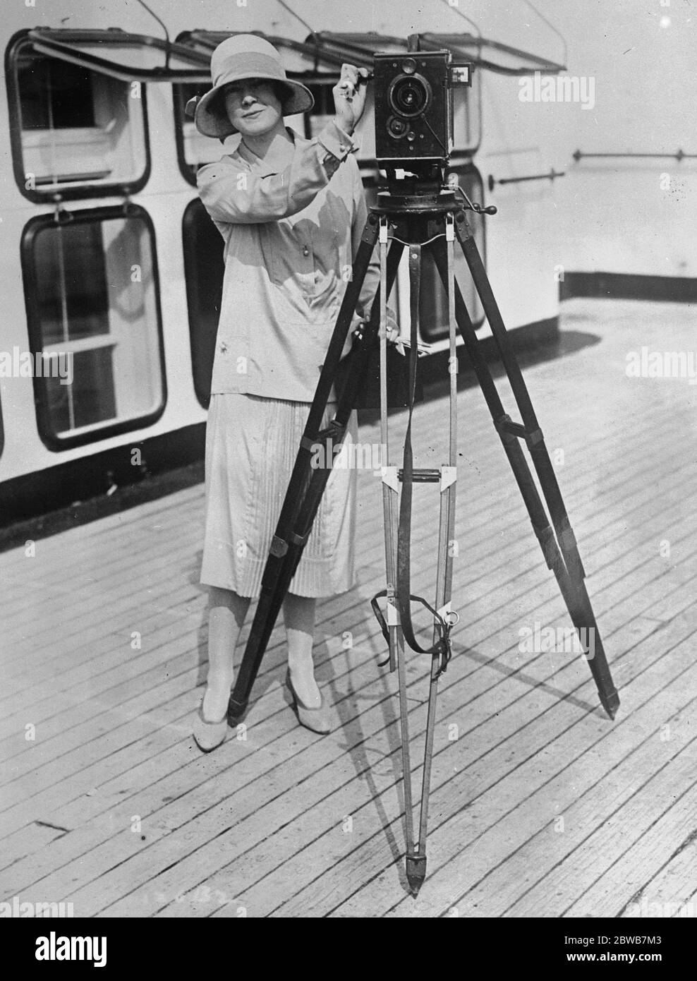 Lady Mercy Dean filmt die Presse. Lady Mercy Dean Drehen der Tische, und die Cine-Kamera auf die Presmen nach ihrer Ankunft mit ihrem Mann, Herr Basil Dean in New York auf der Majestic. Bis 29. August 1925 Stockfoto
