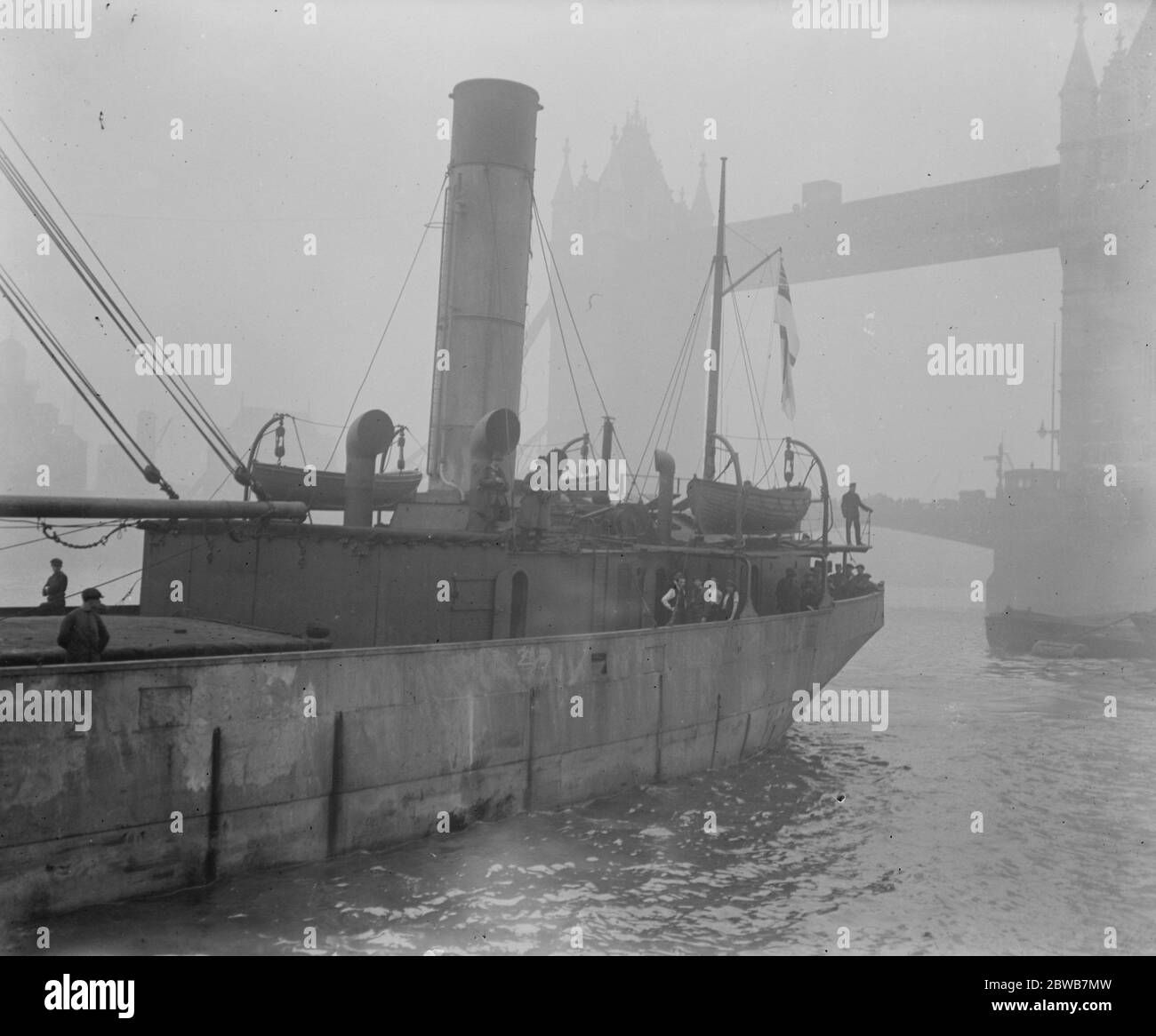 ' Q ' Boot Geheimnisse enthüllt , Dezember 1918 das Geheimnis Schiff , ' Suffolk Coast ' bei ihrer Ankunft in Tower Bridge fotografiert . 1919 Stockfoto