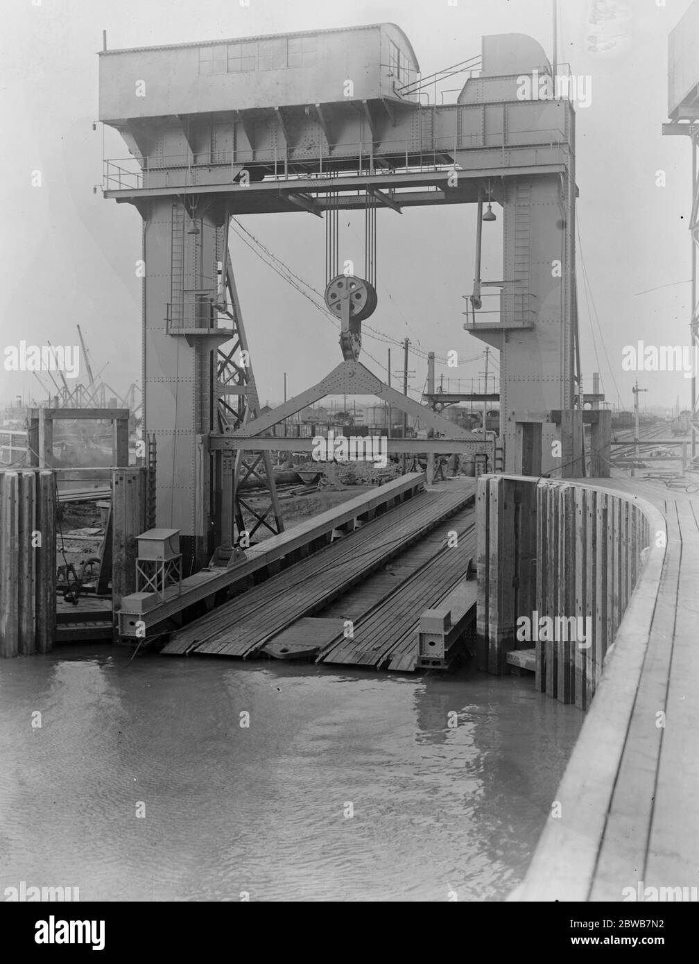 Die Richborough Train Ferry an der Ostküste von Kent. Der riesige Kran, der hebt und senkt die Landesteg mit dem Zug Fähre Boot verbinden . In unterschiedlichen Phasen der Flut es auch die Verbindung der Metalle, wie das Boot steigt oder fällt beim Entladen oder Laden. Stockfoto