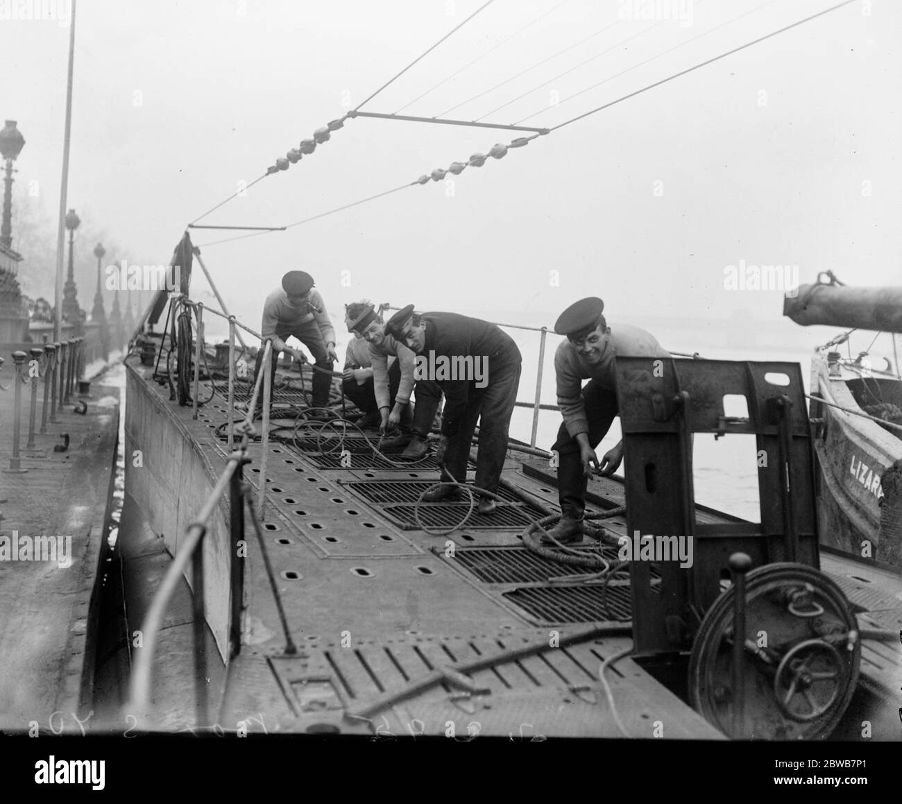 Deutsche UBoot in der Themse aufgegeben. Die U155 (am Westminster Pier