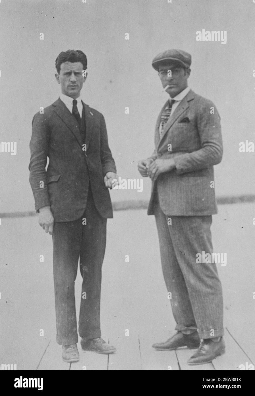 Der italienische Weltflug. Signor Antonio Locatelli (links), der von Pisa am 24. Juli begann, in einem Dornier - Wal Wasserflugzeug, mit einer Besatzung von fünf. Er ist in London am Samstag fällig. Mit ihm ist sein Kollege Pilot gesehen, LT F Crosio. 24 Juli 1924 Stockfoto
