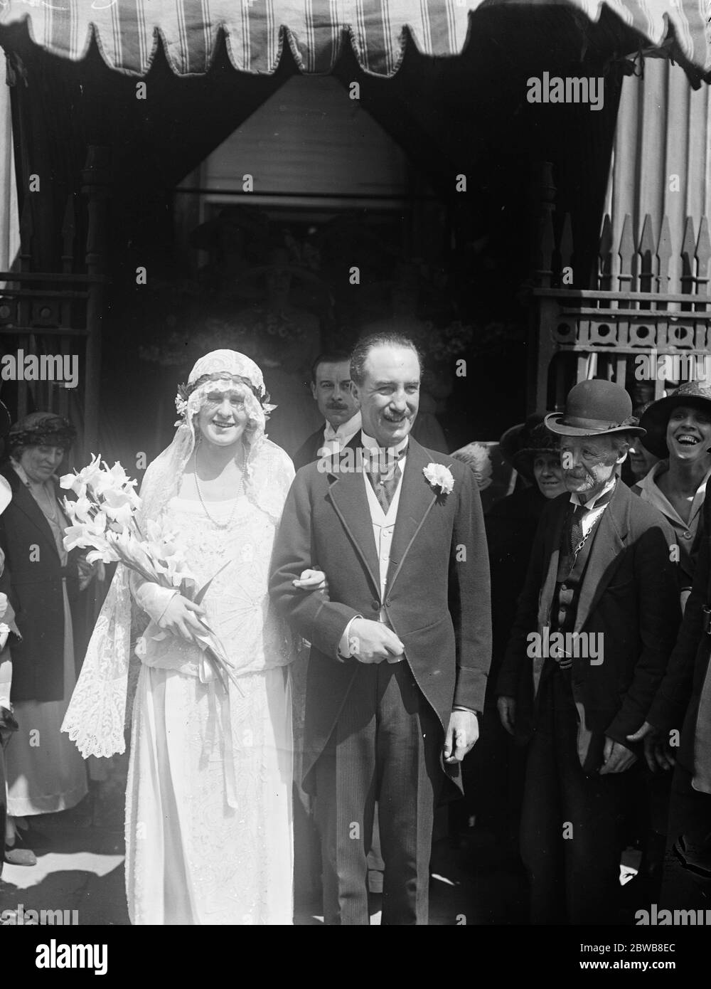 Sir John und Lady Latta ' s ältere Tochter ist verheiratet. Die Hochzeit von Major Philip Spence und Miss Sybil Latta, fand in St Mark ' s Church, North Audley Street, London. 23 Juni 1923 Stockfoto