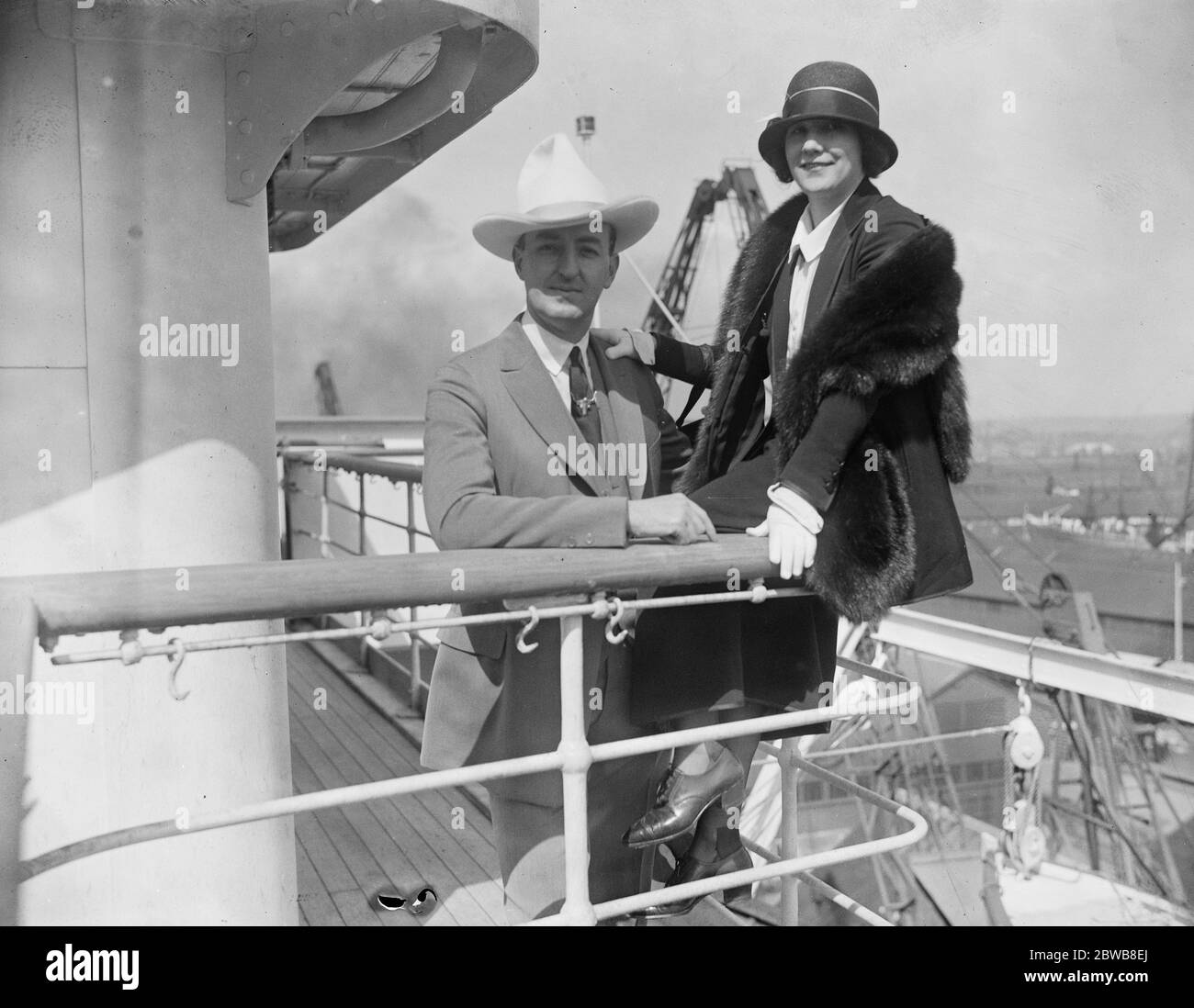Millionär cattleman kommt für Wembley Rodeo . Unter den Passagieren der "Majestic" bei der Ankunft in Southampton, war Herr Tex Austin, der Millionär cattleman und seine Frau. Herr Austin ist gekommen, um als Chefberater von Herrn C. B Cochran zu fungieren, der das große Rodeo in Wembley veranstaltet. Mai 1924 Stockfoto