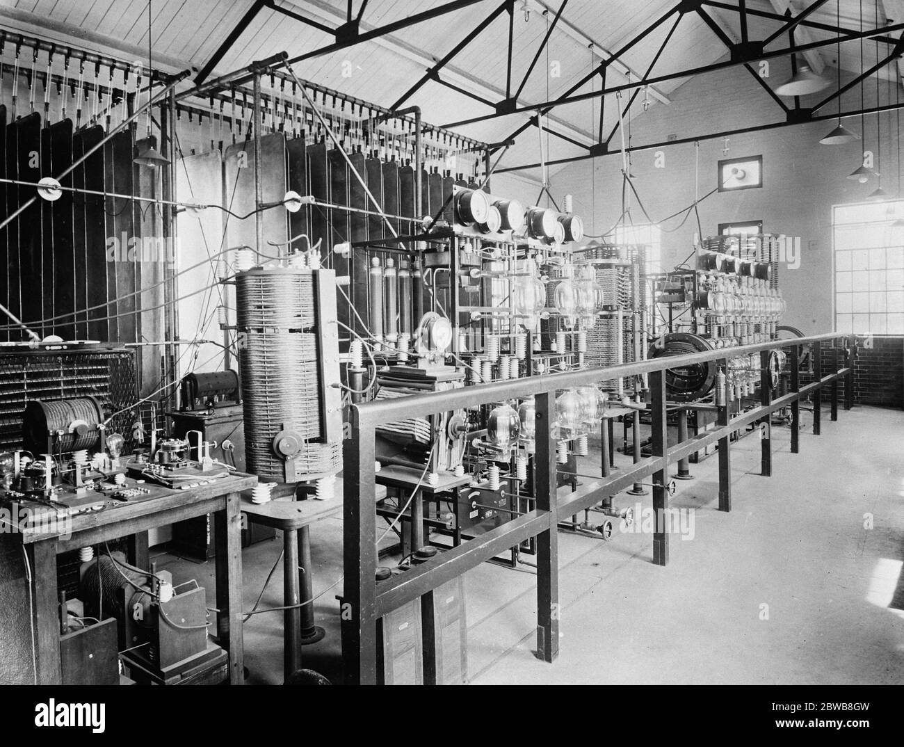 Das Innere eines der Marconi High-Speed-Telegraph Stationen in Ongar, Essex. Die Wertesender an diesen Stationen werden alle von London aus über Erdkabel gesteuert. Marconi 's Wireless Telegraph Co Ltd . Januar 1925 Stockfoto
