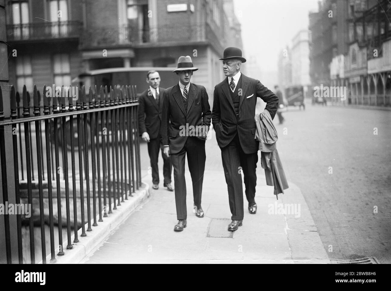 Ein Seemann Prinz auf Urlaub . Prinz Nikolaus von Rumänien, die auf Urlaub von HMS Benbow (Mittelmeer-Station) ist der Aufenthalt in der rumänischen Minister ' s House in Grosvenor Street, London. Bis 26. August 1924 Stockfoto