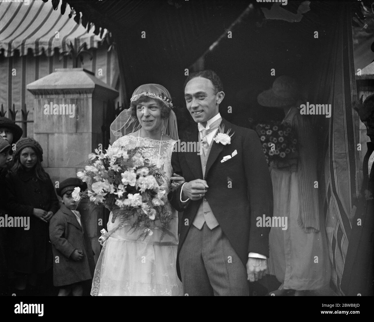 Lord und Lady Walsingham 's Tochter verheiratet. Die Ehe von Herrn Philip Wade, MC, und die ehrenwerte Alice Mary de Gray, jüngste Tochter von Lord und Lady Walsingham, fand in St. George ' s Kirche, Campden Hill. Braut und Bräutigam . Juni 1923 Stockfoto