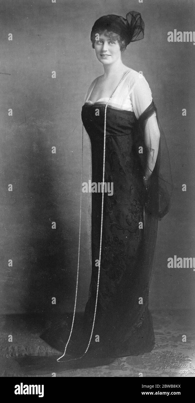 Perlen, die ein Krankenhaus ausgestattet. Die Gräfin Sophia Schonborn, die von der gesamten österreichischen Presse dafür gefeiert wurde, dass sie die berühmten Schönborn-Perlen (im Bild zu sehen) dem Krankenhaus für arme Kinder überreicht hat. November 1924 Stockfoto