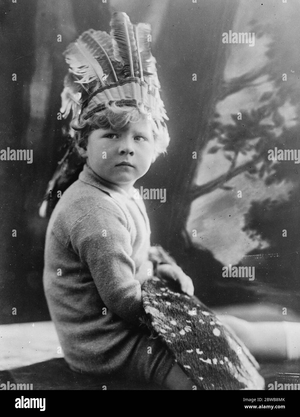 Chef der Balkan-Indianer. Eine schöne Studie von Prinz Michael von Rumänien , der einzige Sohn der Krone Prinz und Prinzessin von Rumänien trägt seine volle Kriegsfarbe 23. Februar 1925 Stockfoto