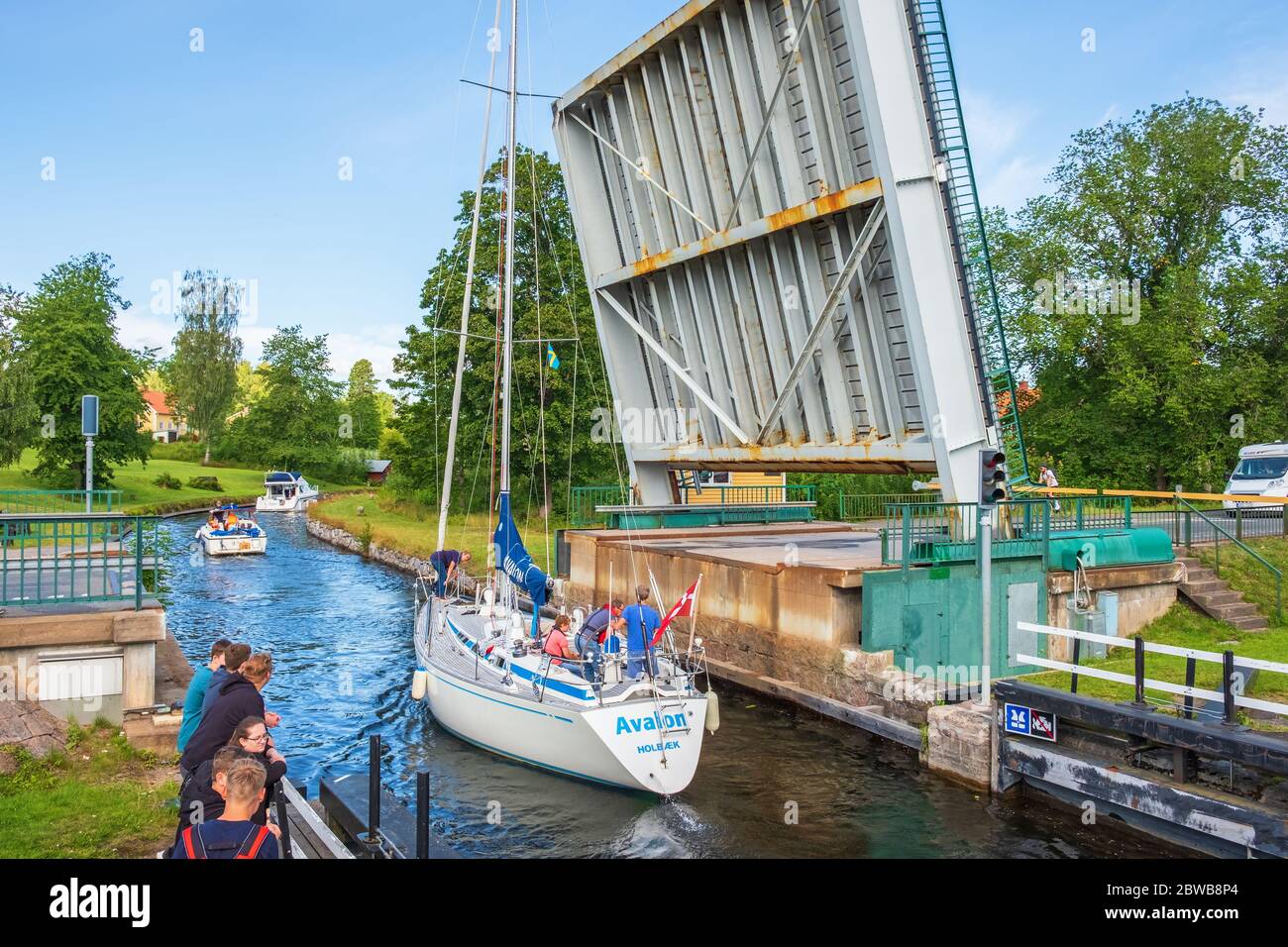 Segelboot an einer Brücke, die sich in einem Kanal öffnet Stockfoto