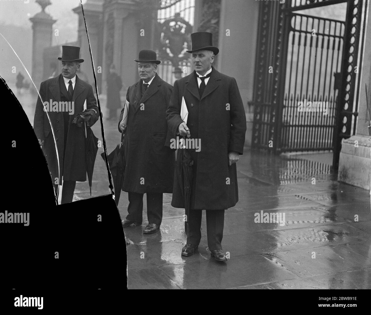 König ehrt Eisenbahner. Herr A Sandilands , L N E R , Herr J Scott , L M S , und Herr R Scorgie , G W R , die die M B E aus Buckingham Palace erhalten . Februar 1926 Stockfoto