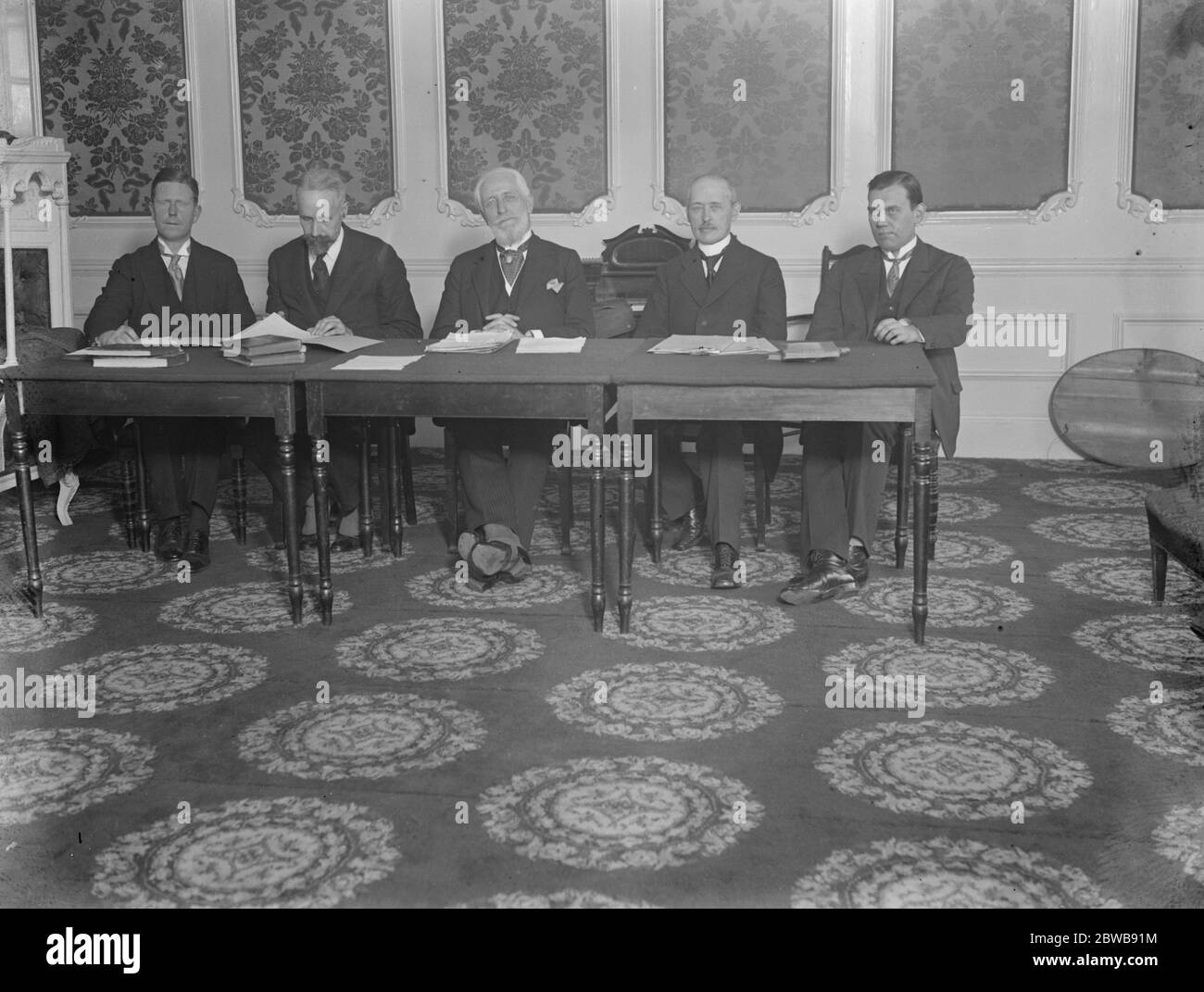 Letzte Sitzung des Anglo German Tribunal in London die letzte Sitzung der ersten Abteilung des Anglo German Mixed Arbitral Tribunal fand im Coburg Court Hotel von links nach rechts statt Herr Everard Dickson , Herr R. Vaughan Williams , K C , Prof. Eugene Borel , DR A N Zacharias und Dr. Albrecht 12 November 1925 Stockfoto