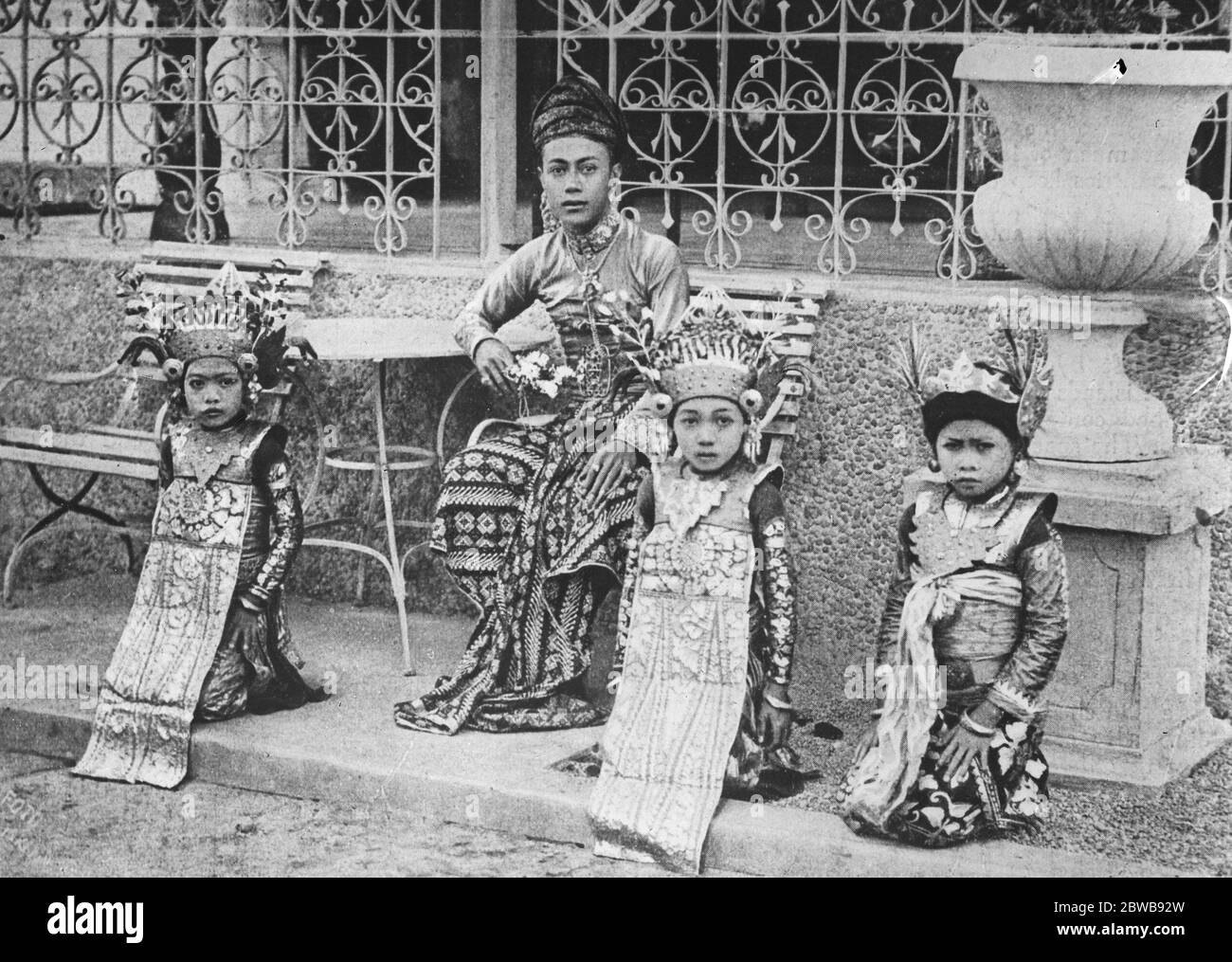 Herrscher posiert mit drei seiner tanzenden Mädchen H H Gusti Bagus Djilantek, ' Grand Fizier ' oder ' Wakil ' von Karang ASEM, auf der Insel Bali, mit drei seiner winzigen Favoriten 26 Februar 1926 Stockfoto